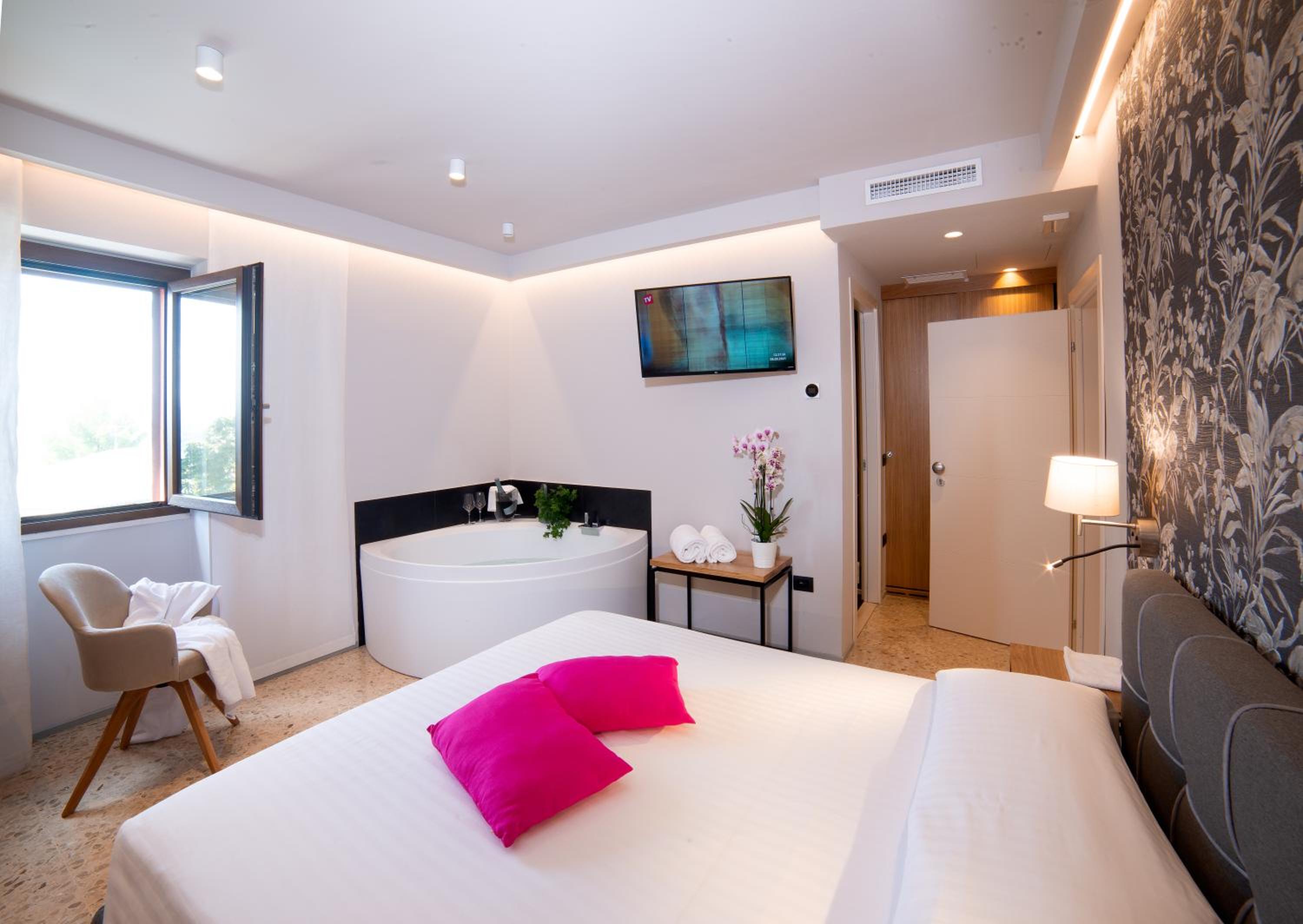 Superior Double Room with Jacuzzi - Photo 2