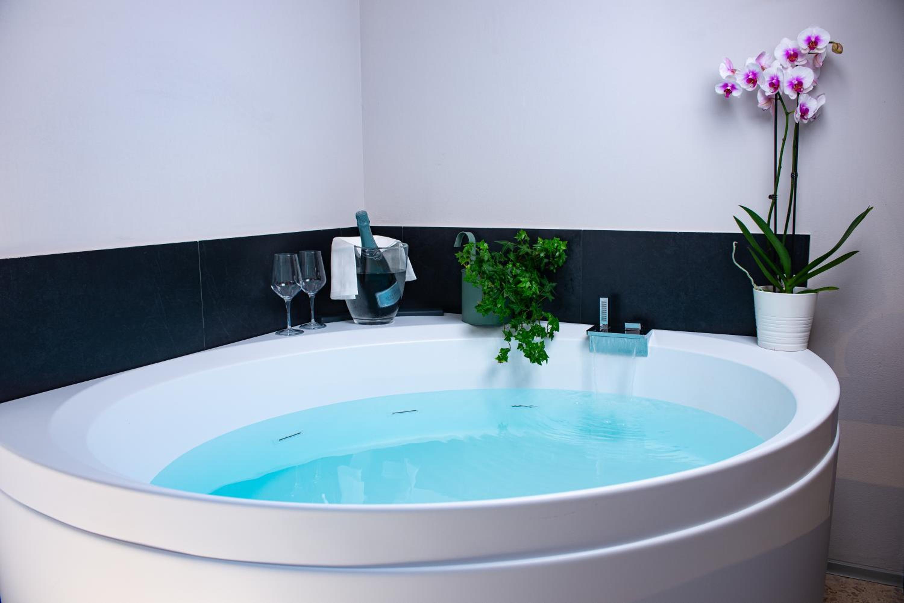 Superior Double Room with Jacuzzi - Photo 4
