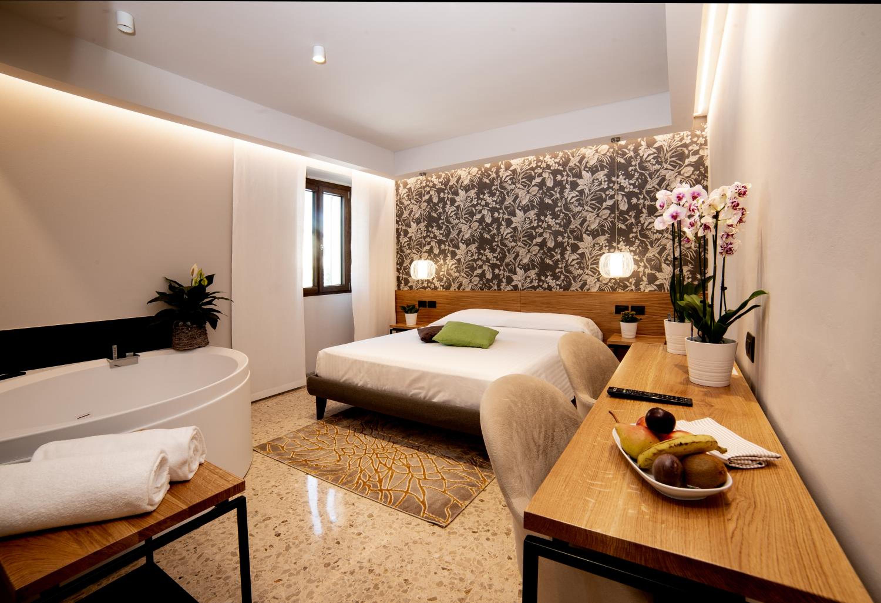Superior Double Room with Jacuzzi - Photo 3
