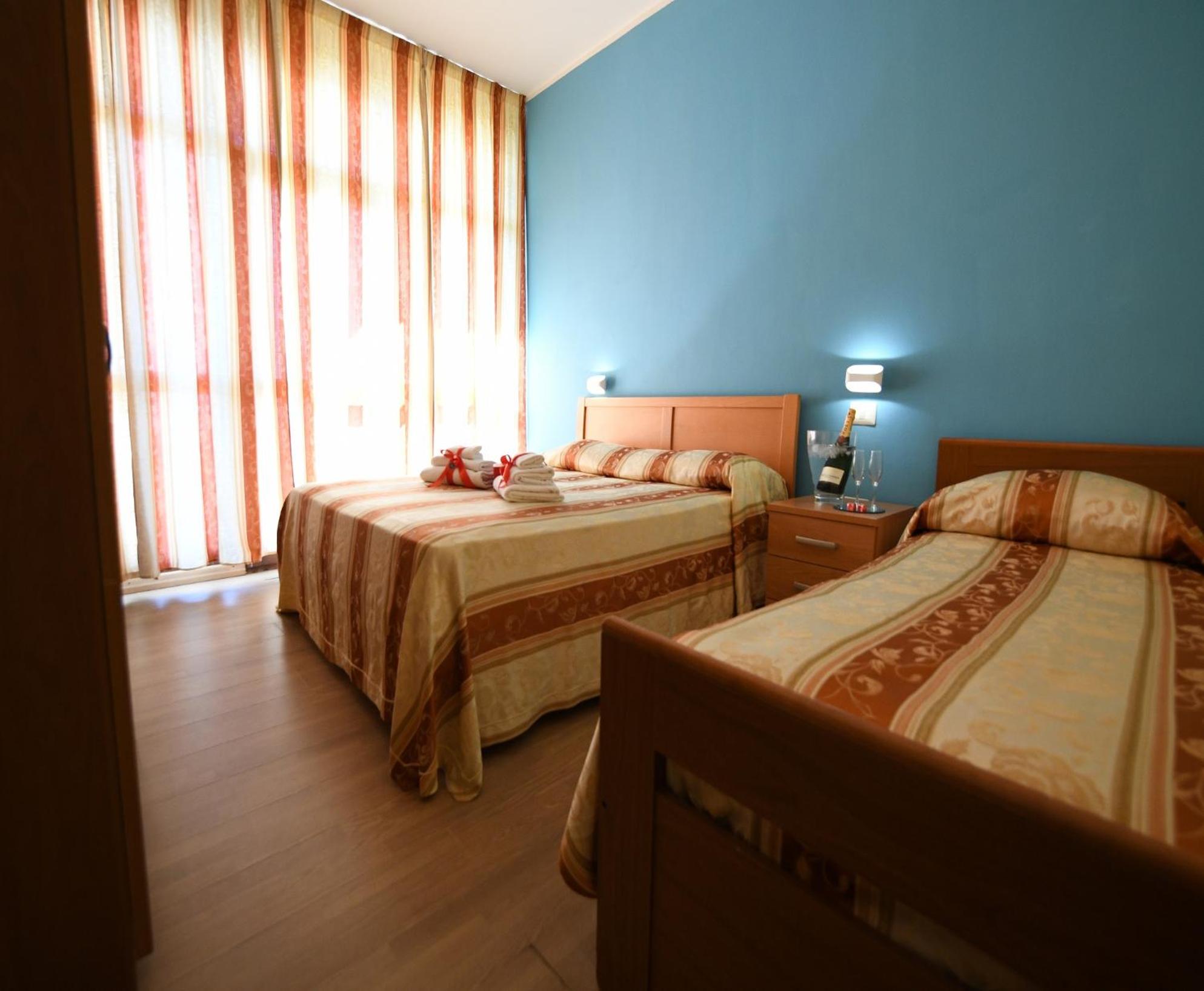 Double or Twin Room with Side Sea View - Photo 4