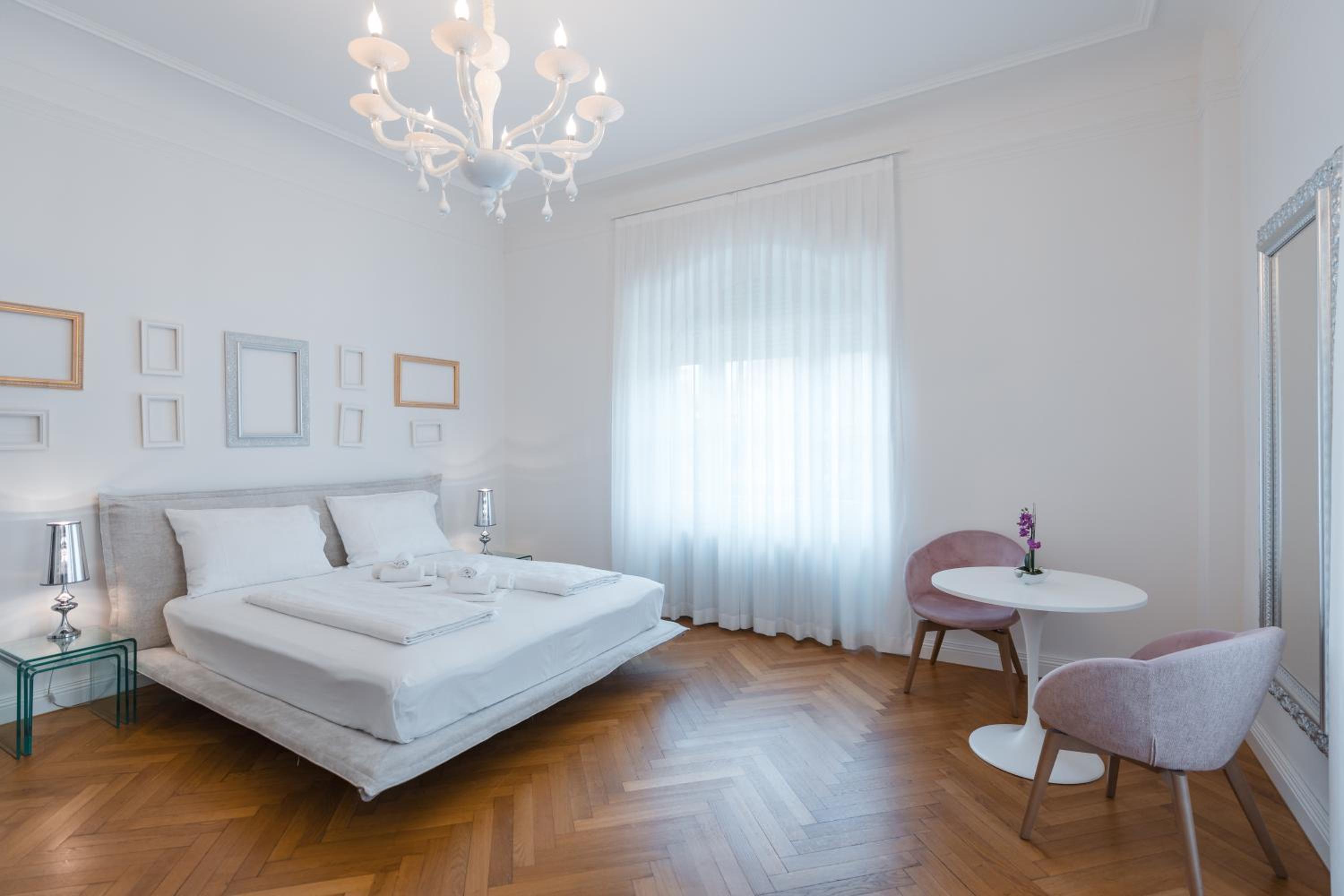 Three-Bedroom Deluxe Apartment