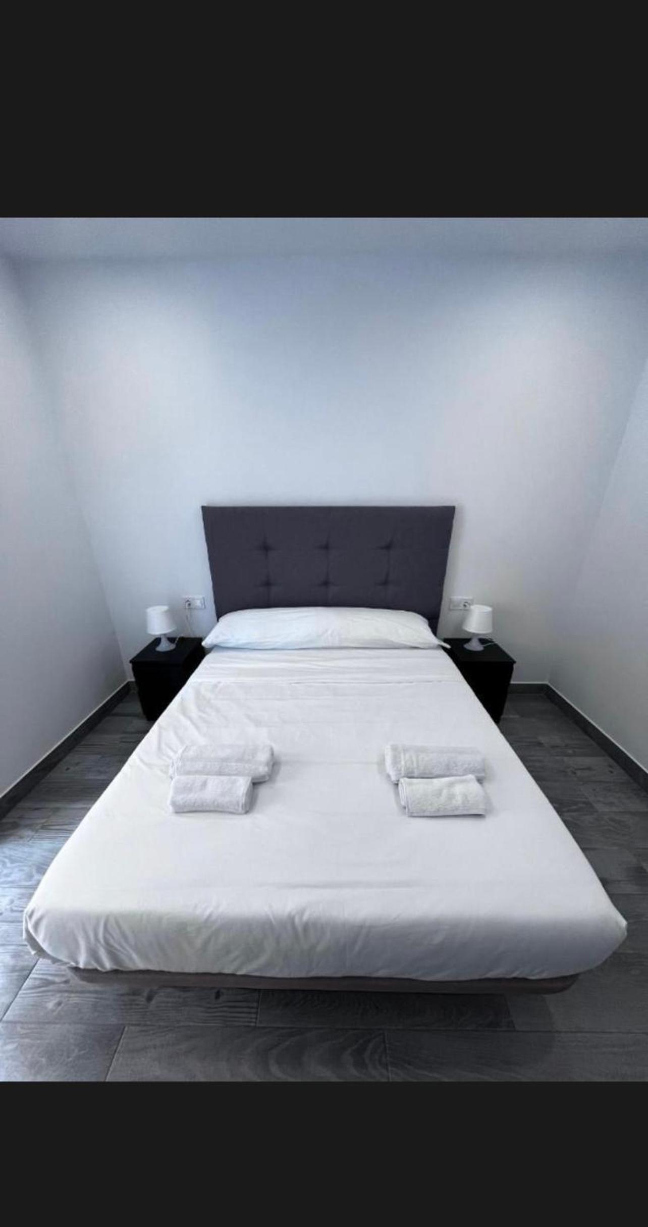 Queen Room with Shared Bathroom photo 2