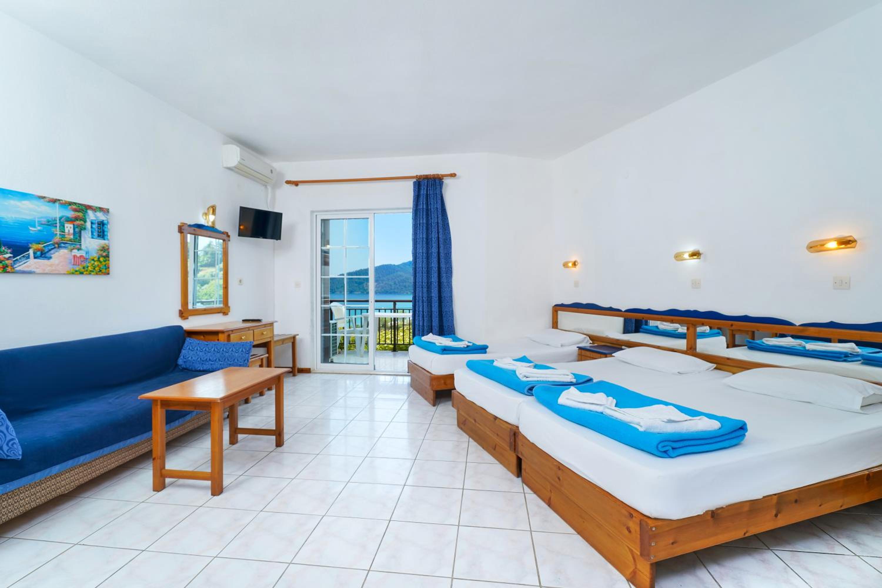 Quadruple Room with Sea View photo 2
