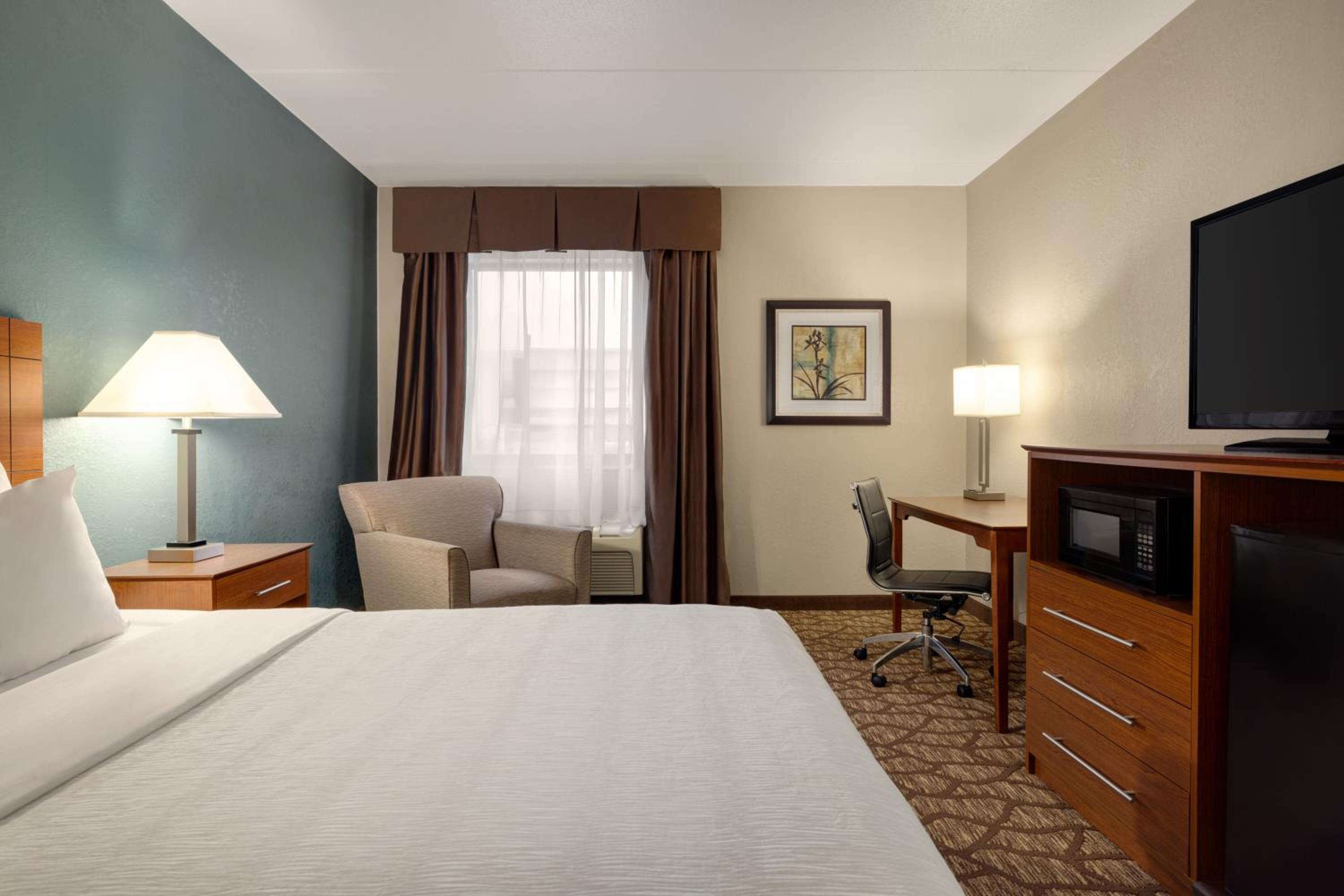 Queen Room with Roll-in Shower - Mobility Access/Non-Smoking - Photo 1