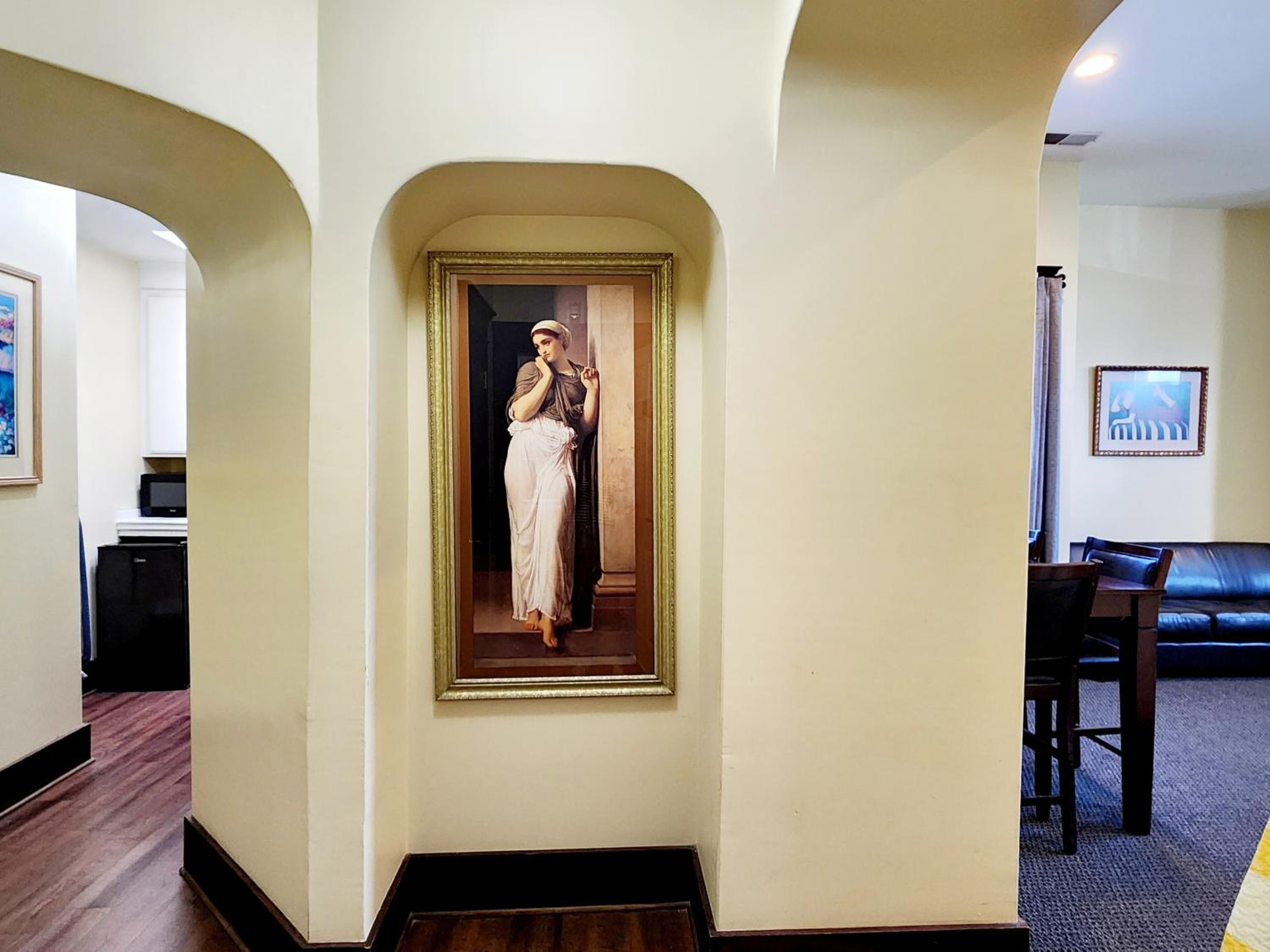 Deluxe Queen Suite - Photo 3