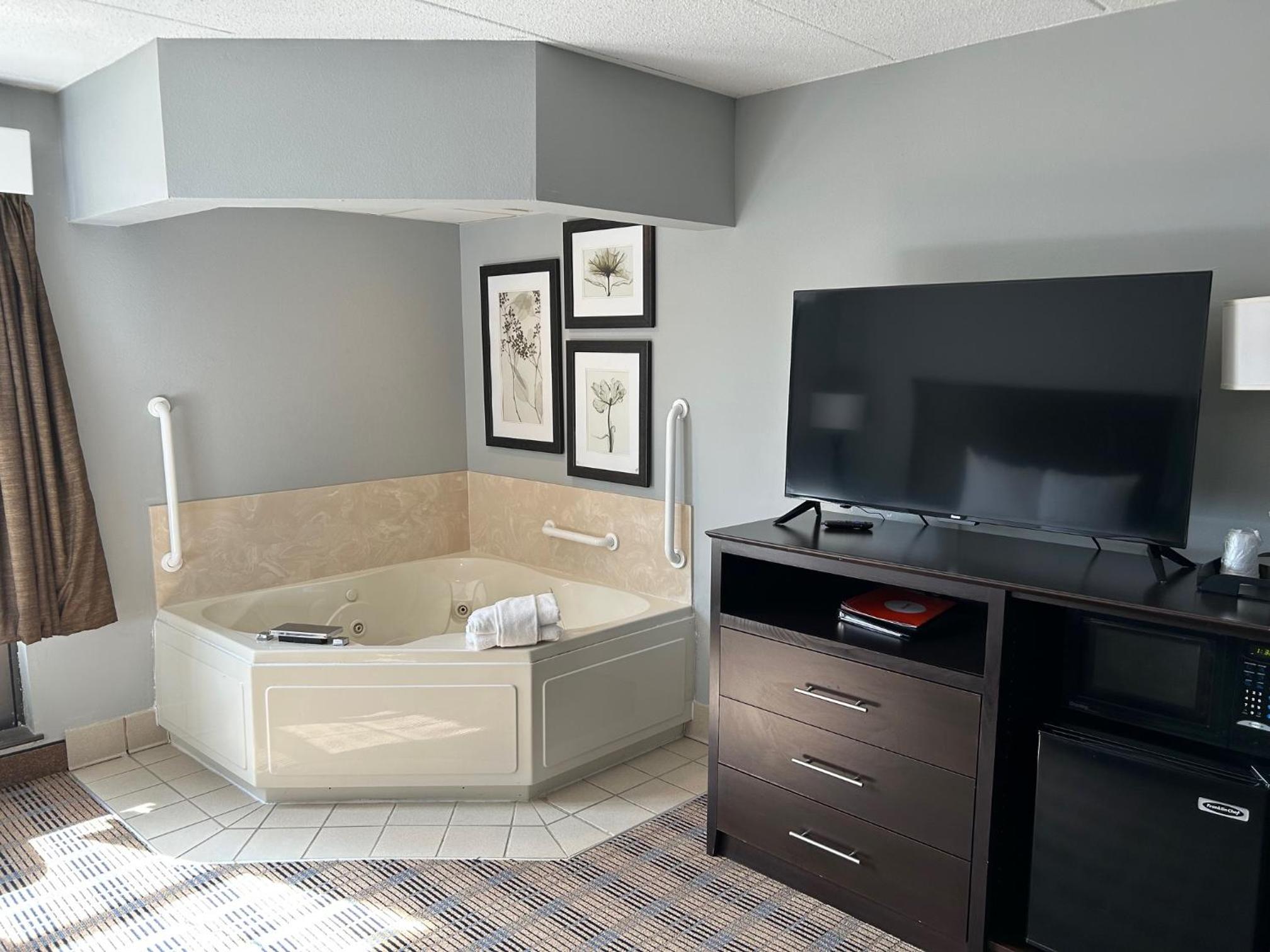 One-Bedroom King Suite - Non-Smoking photo 2