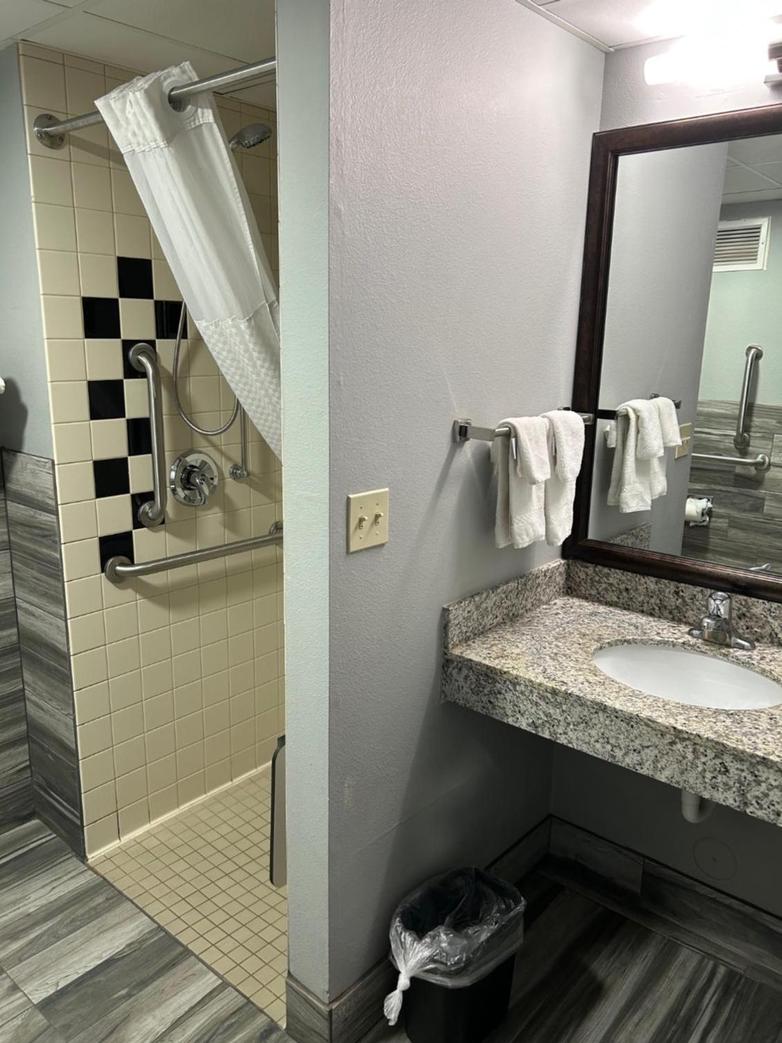 King Room - Mobility Access/Non-Smoking photo 3