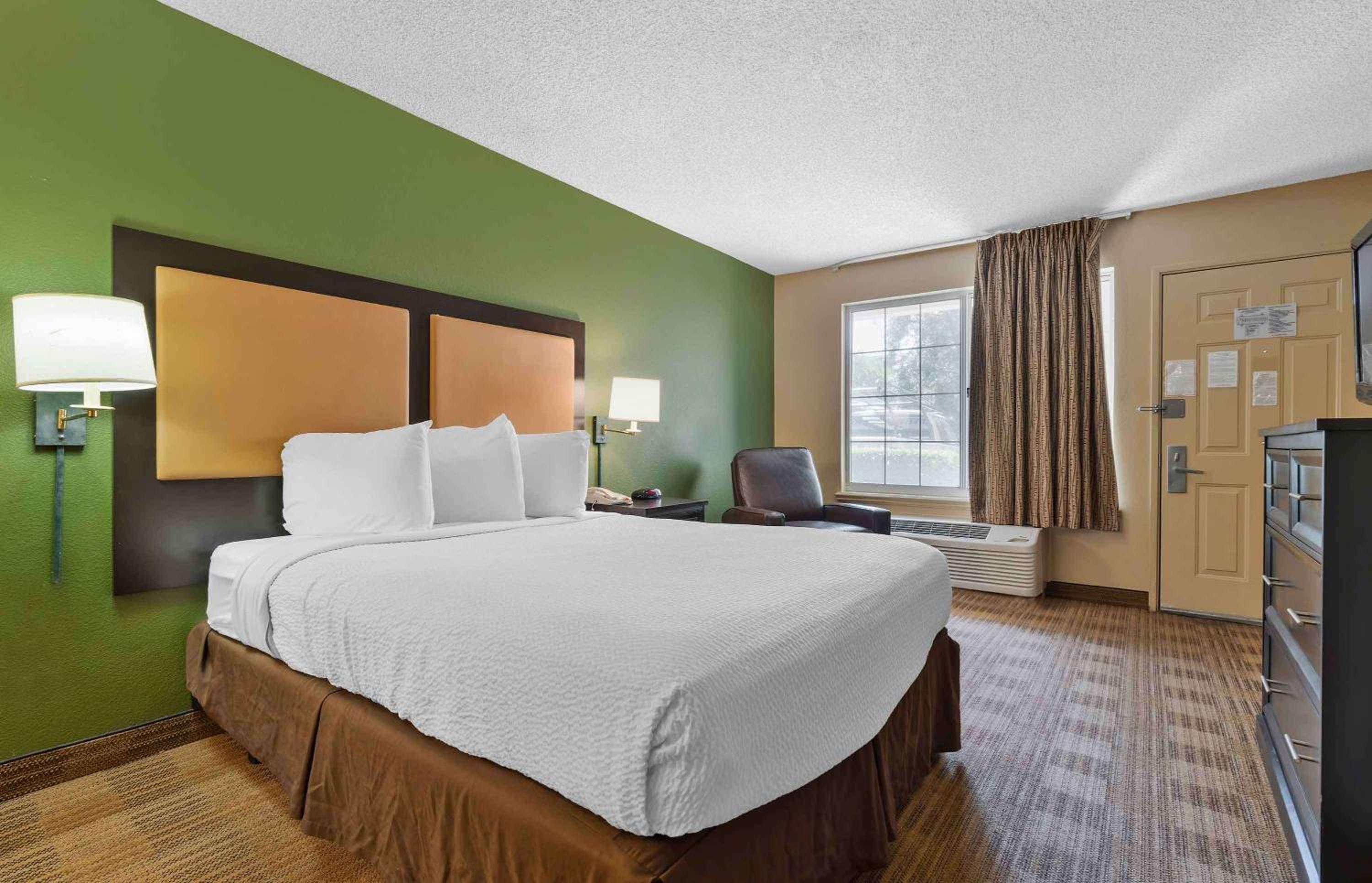 Queen studio with 1 Queen Bed - Disability Access/Non-Smoking - Photo 2