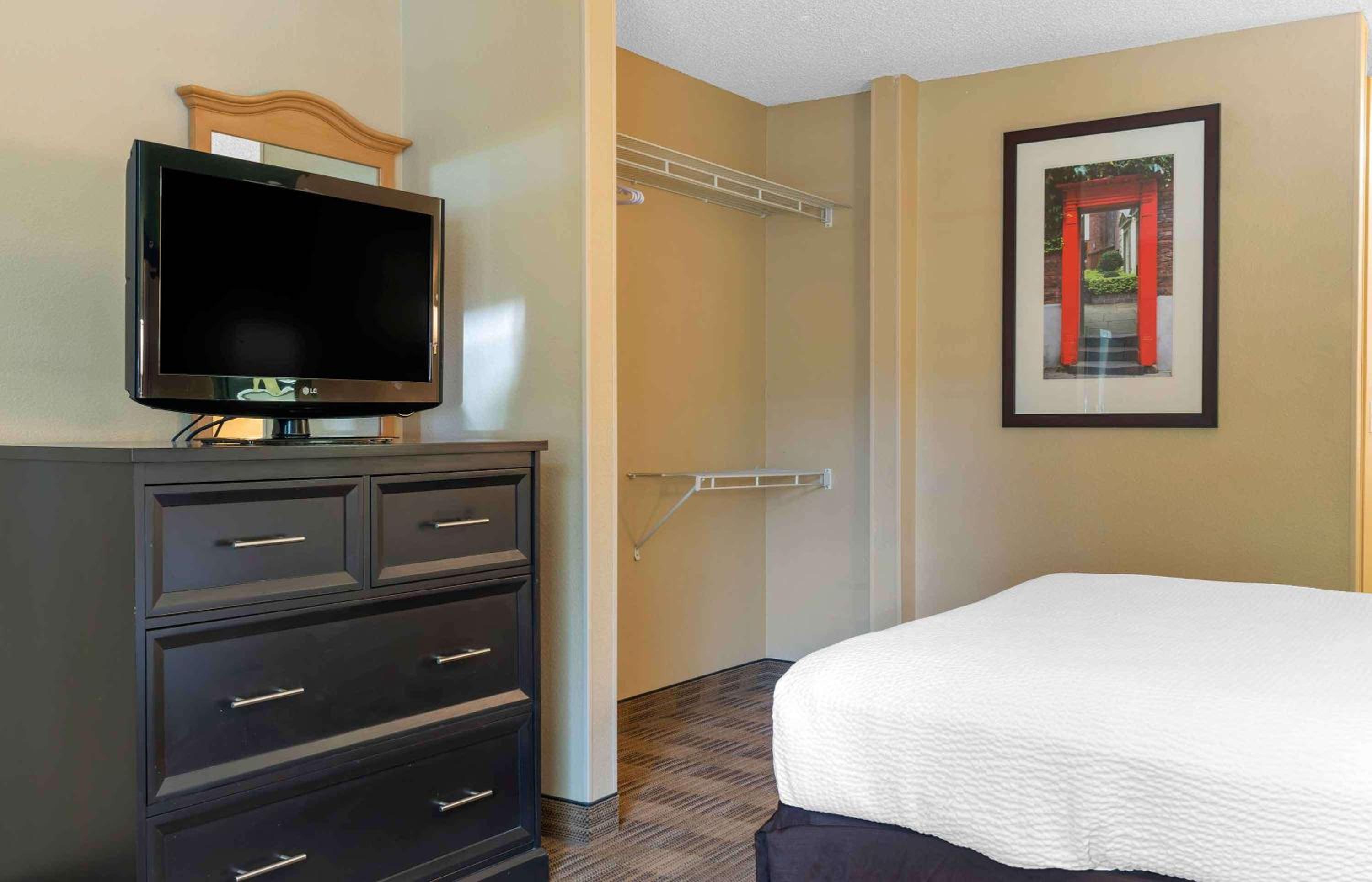 Queen studio with 1 Queen Bed - Disability Access/Non-Smoking - Photo 3