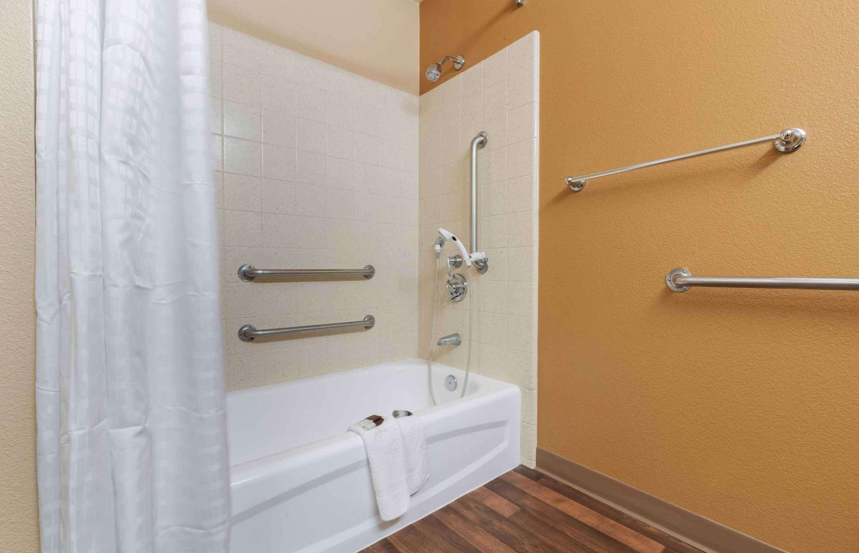 Queen studio with 1 Queen Bed - Disability Access/Non-Smoking - Photo 5