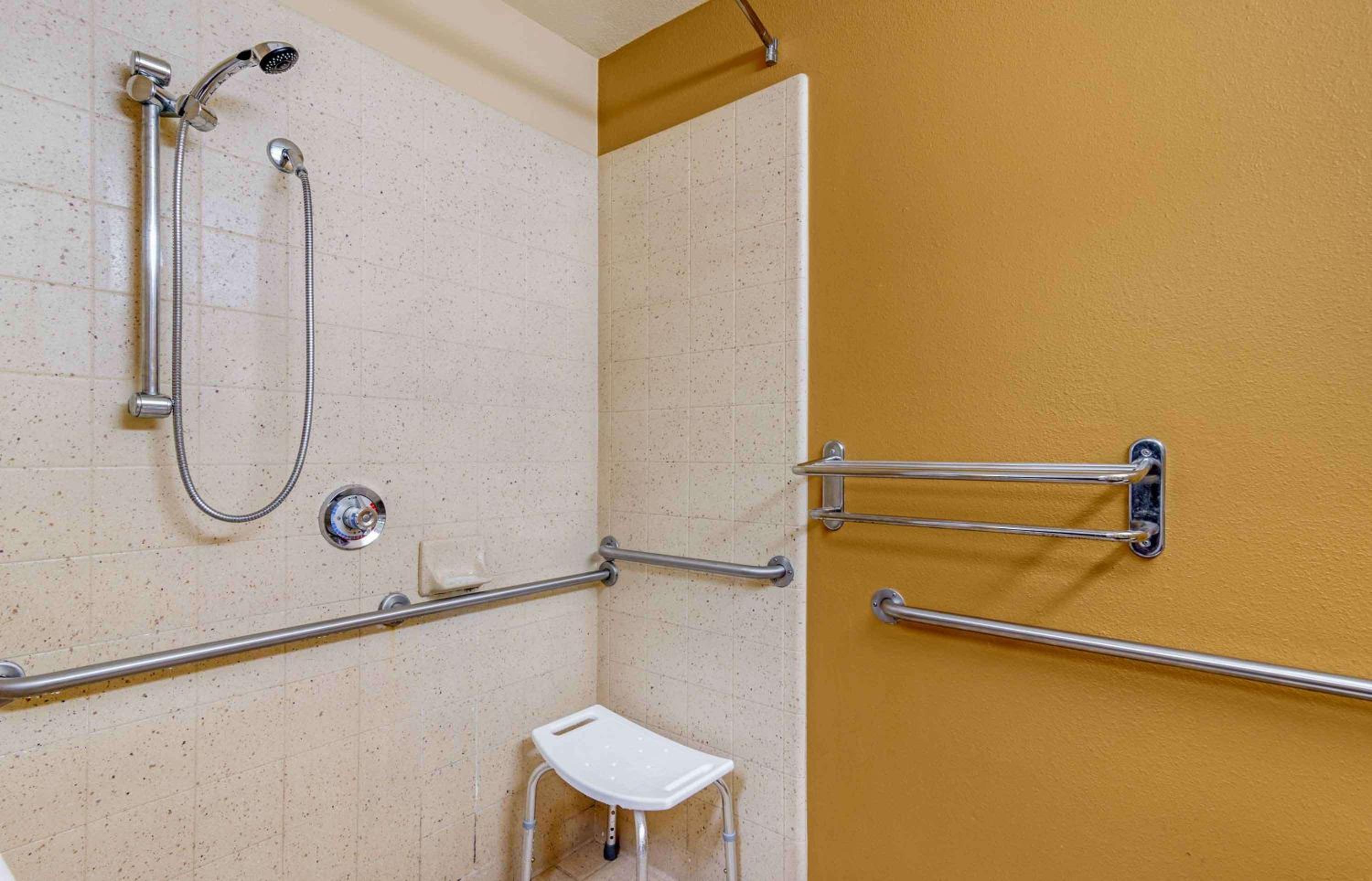 Studio with 2 Double Beds - Disability Access - Non-Smoking - Photo 2