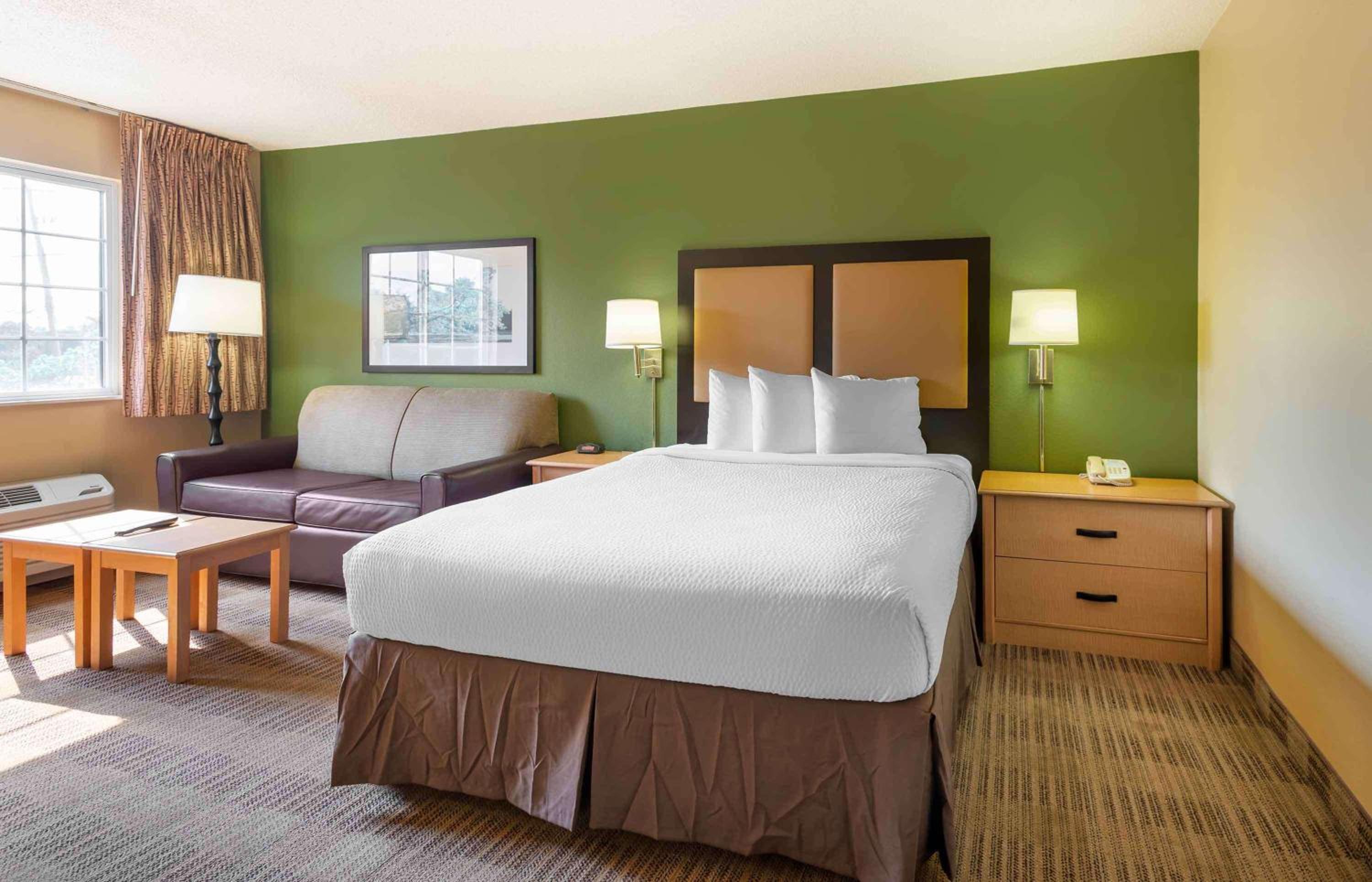 1 Queen Bed | Suite, Non-Smoking, Kitchen - Photo 1