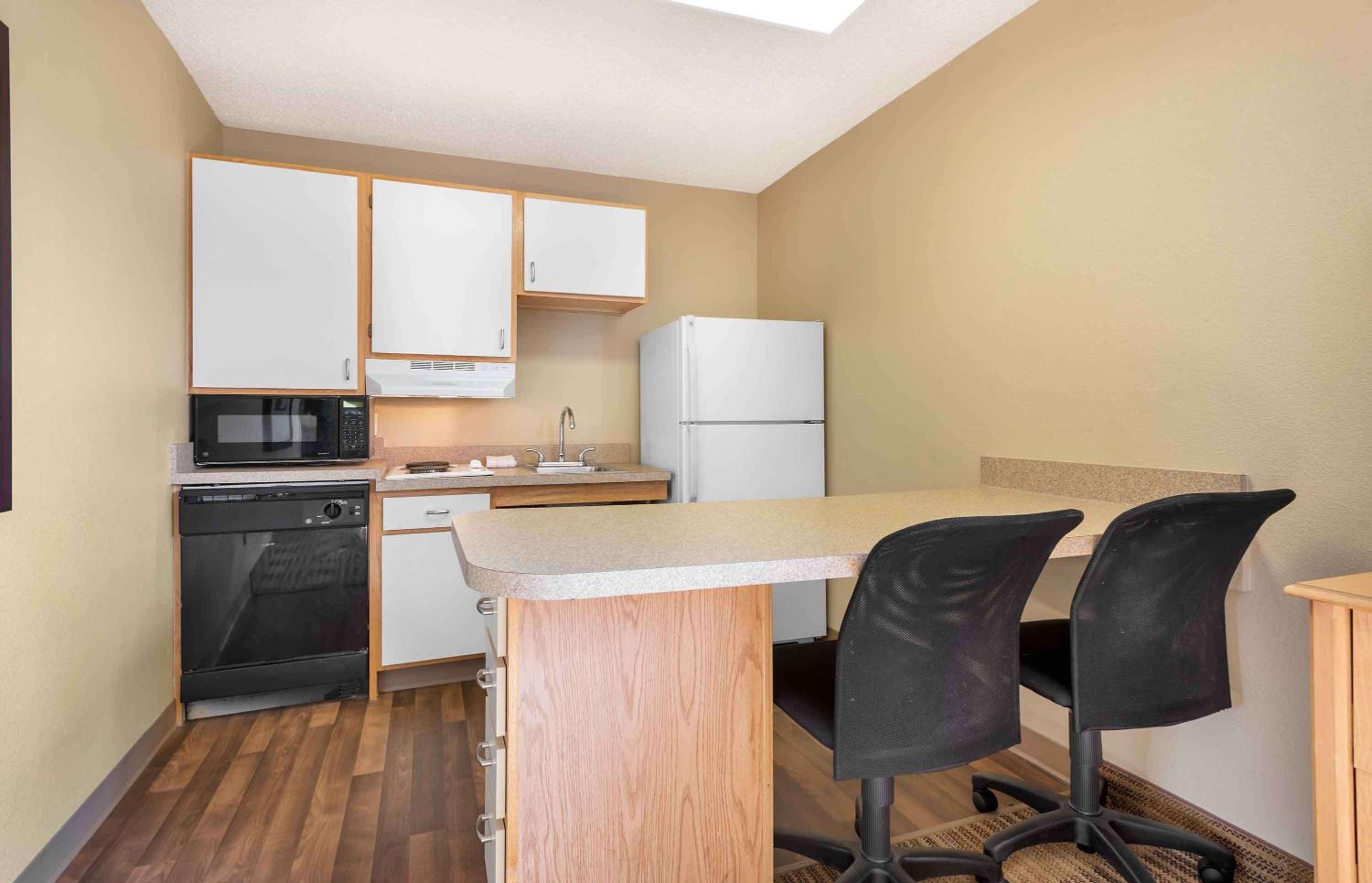 1 Queen Bed | Suite, Non-Smoking, Kitchen - Photo 3