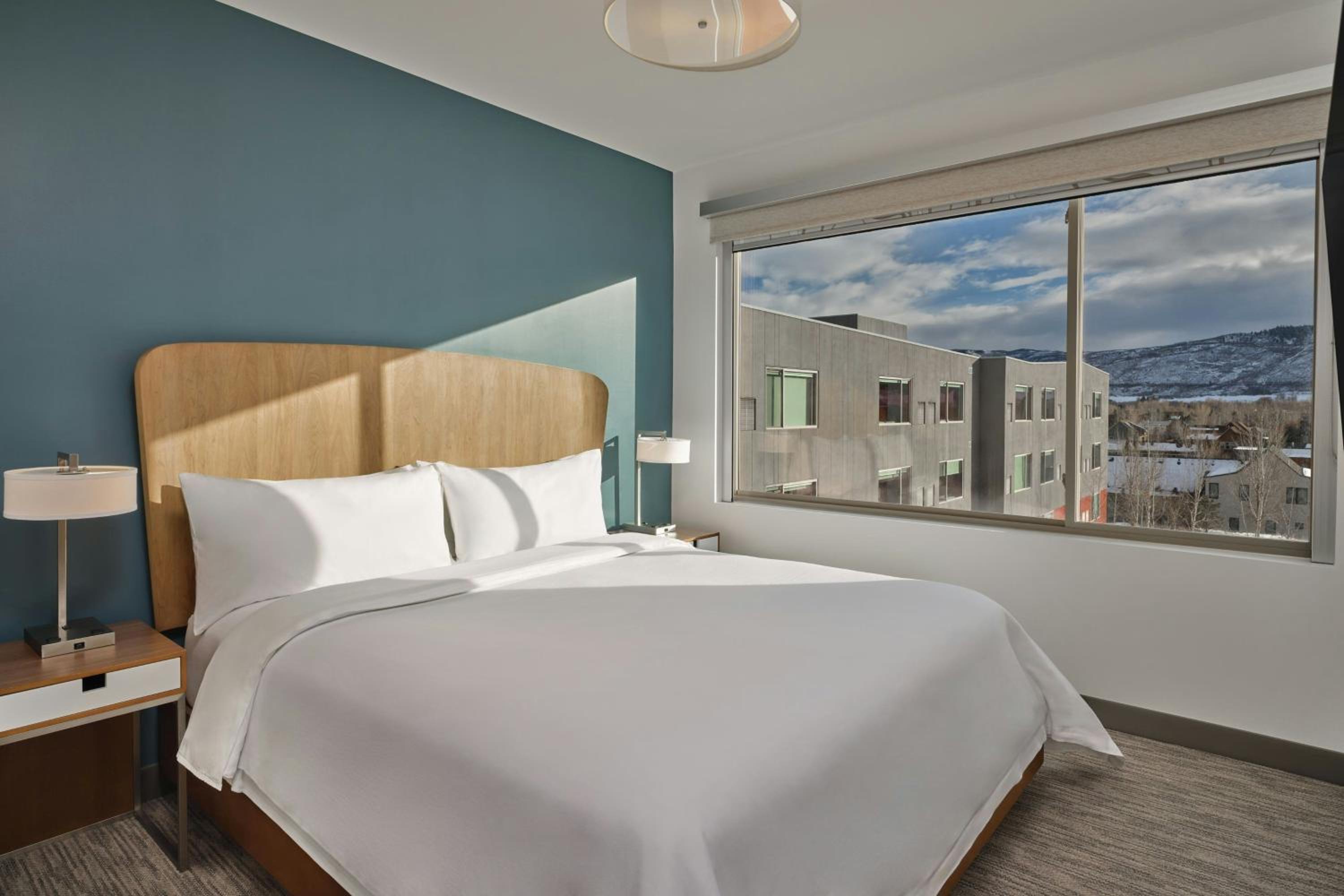 One-Bedroom King Suite with Sofa Bed photo 3