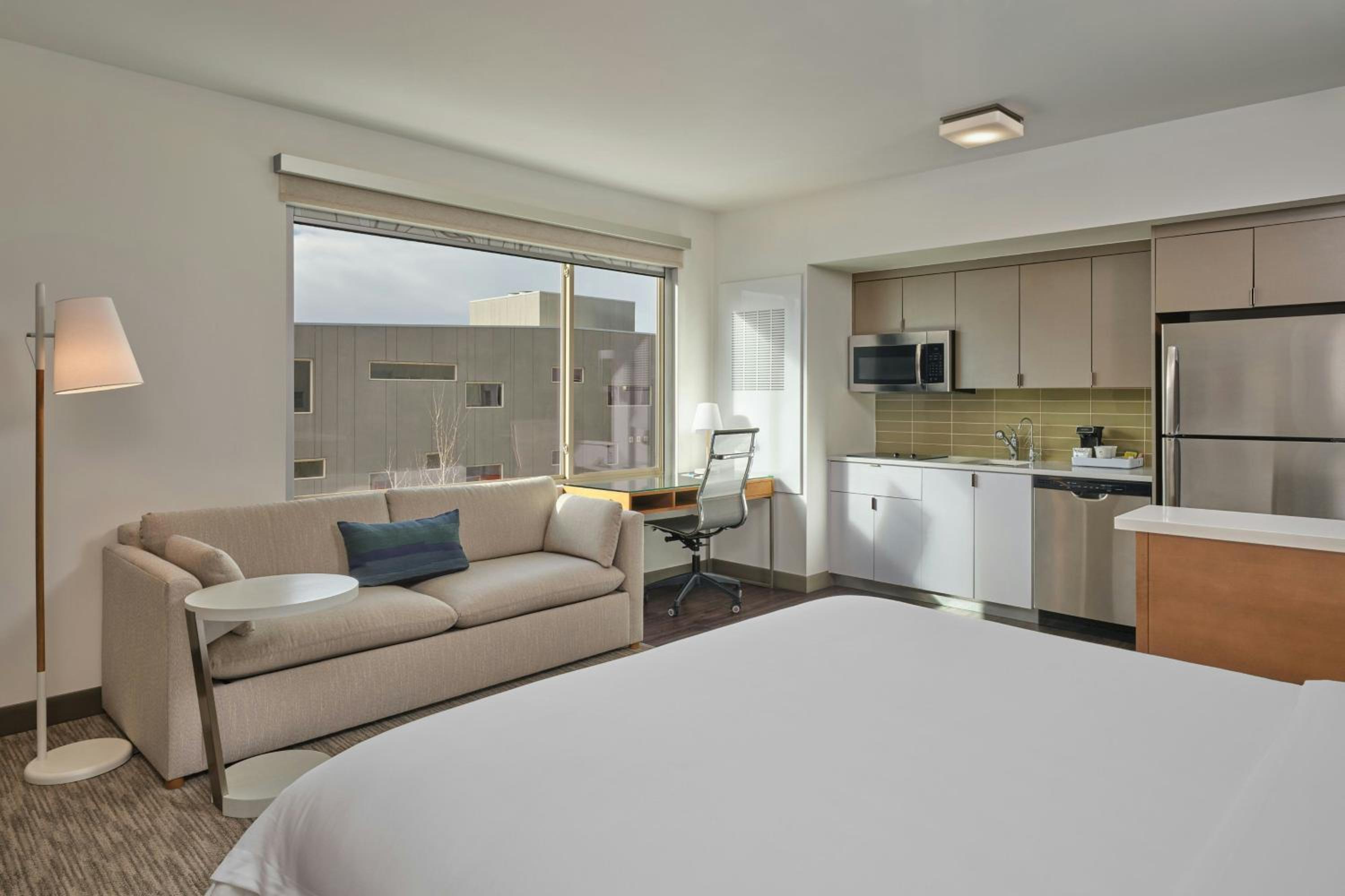 Studio King Room - Mobility Accessible with Roll-In Shower photo 2