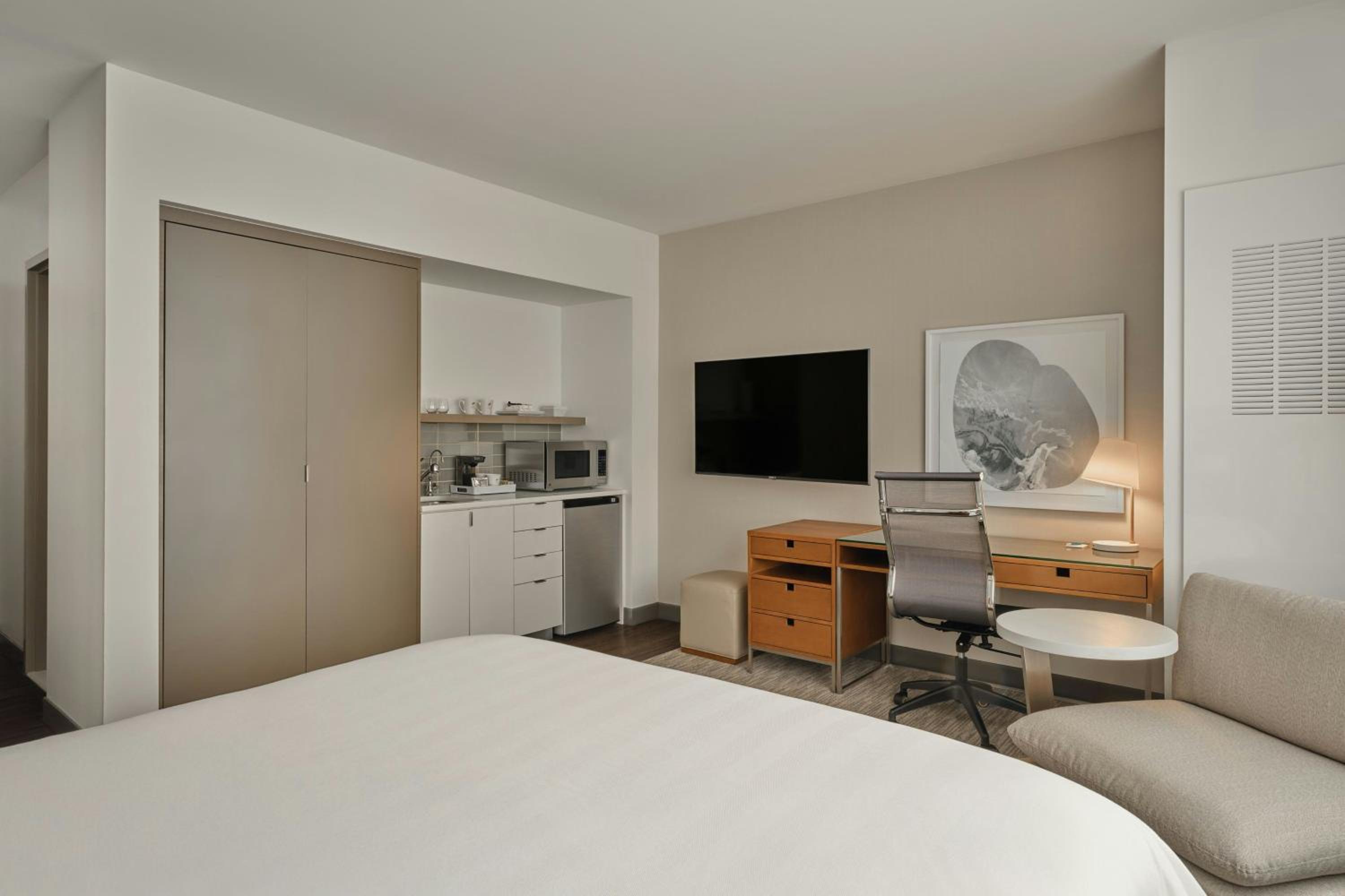 Standard King Room with Roll-in Shower - Mobility and Hearing Accessible photo 2