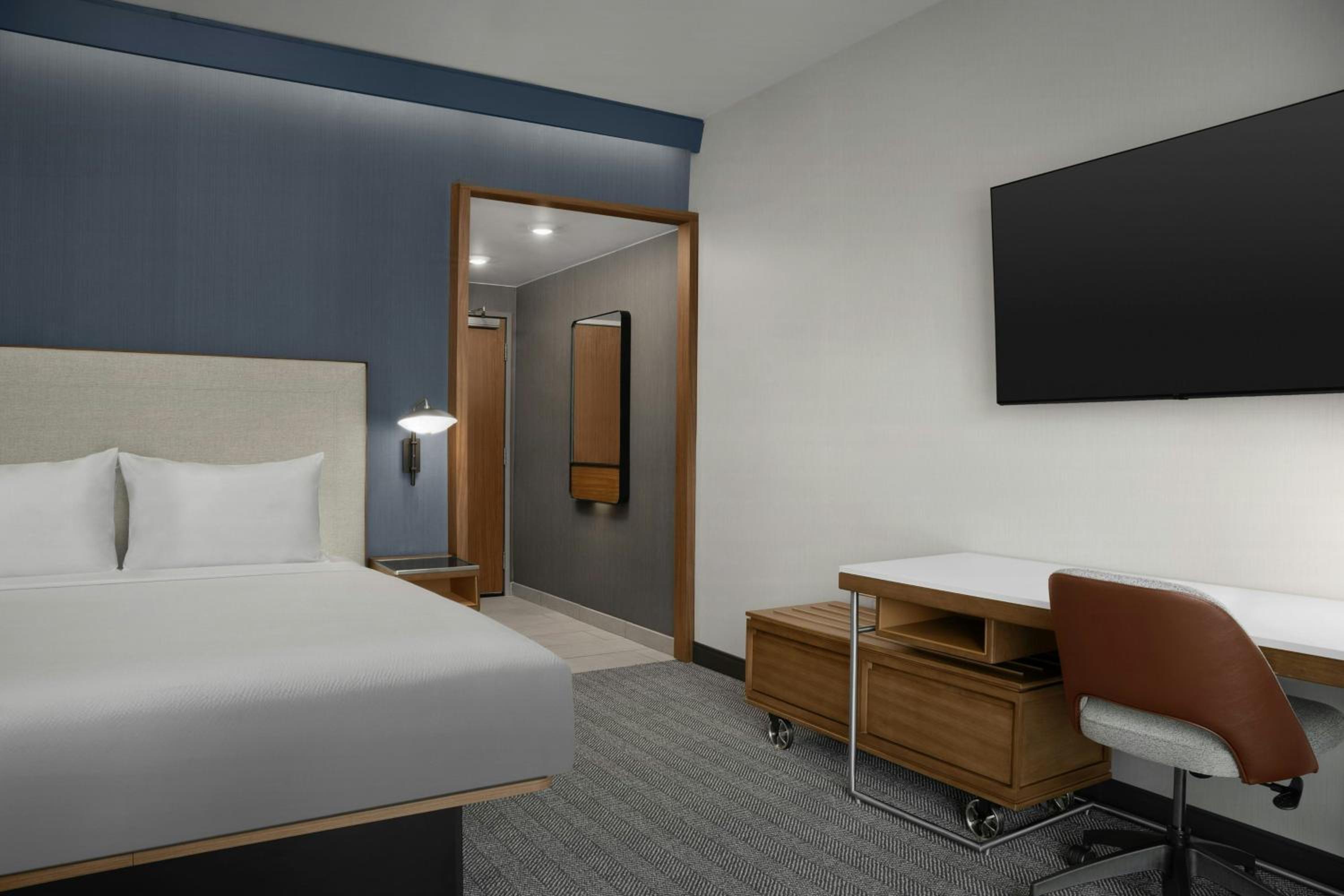 King Room with Sofa Bed and Adapted Tub - Mobility and Hearing Accessible photo 3