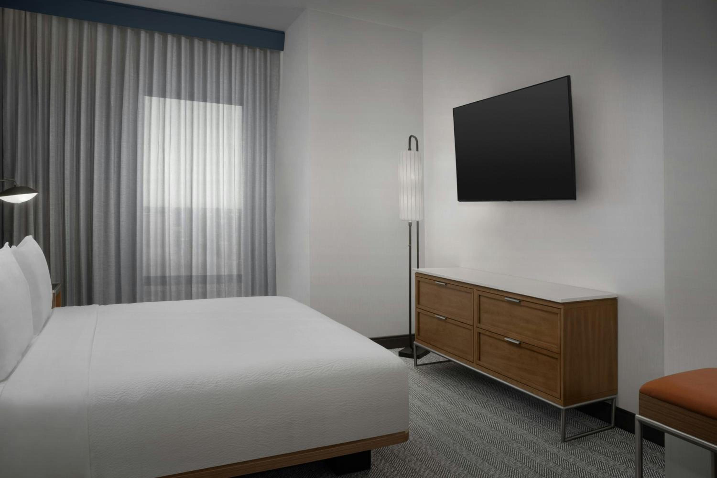 One-Bedroom King Suite with Sofa Bed  photo 3