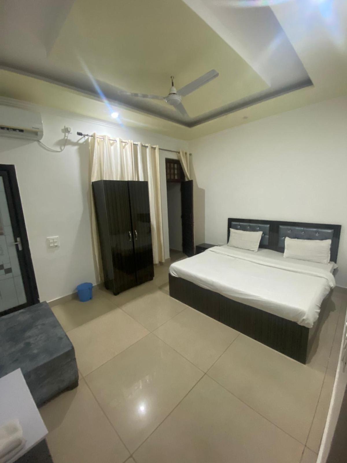 Deluxe Double Room with Balcony photo 3