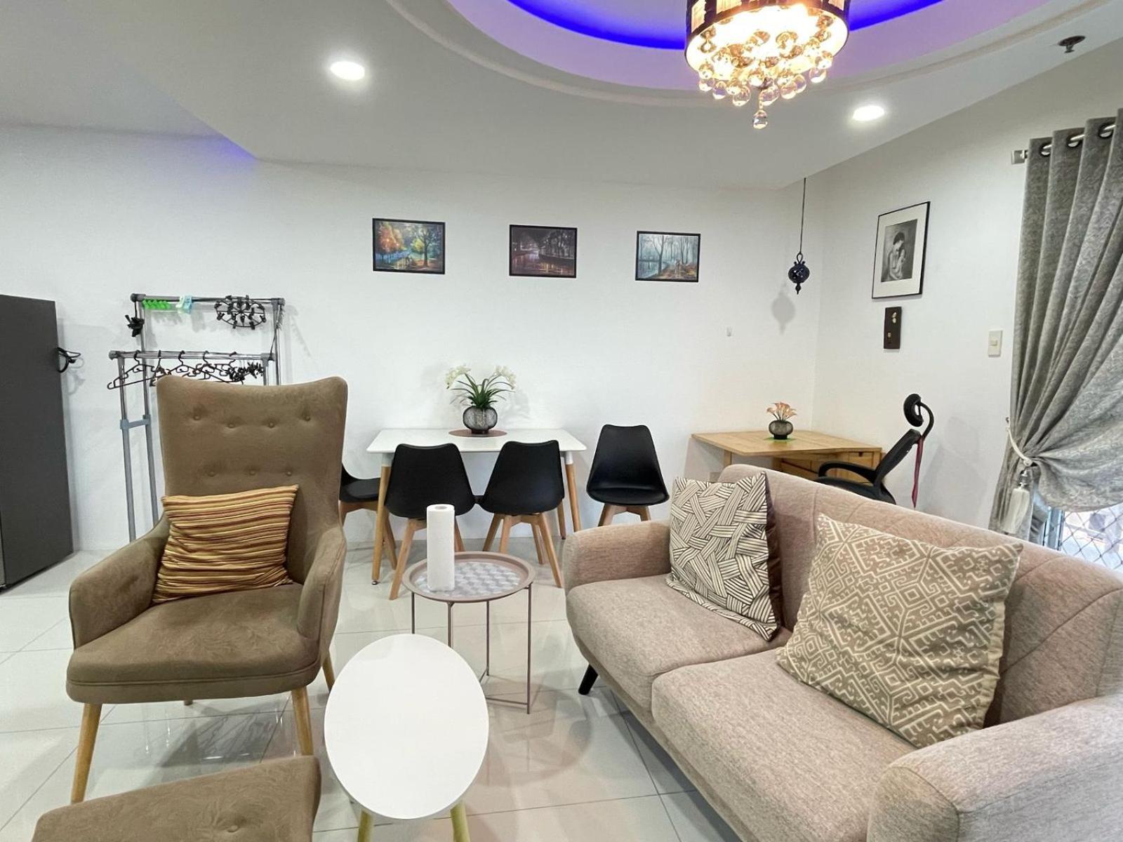 One-Bedroom Apartment with Balcony and Mountain View   photo 3