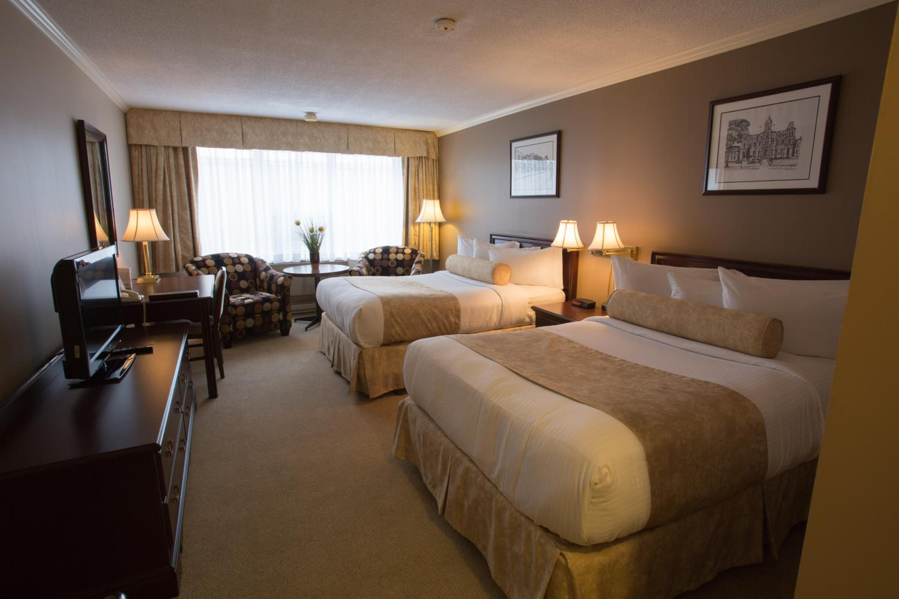 Standard Queen Room with Two Queen Beds - Photo 2