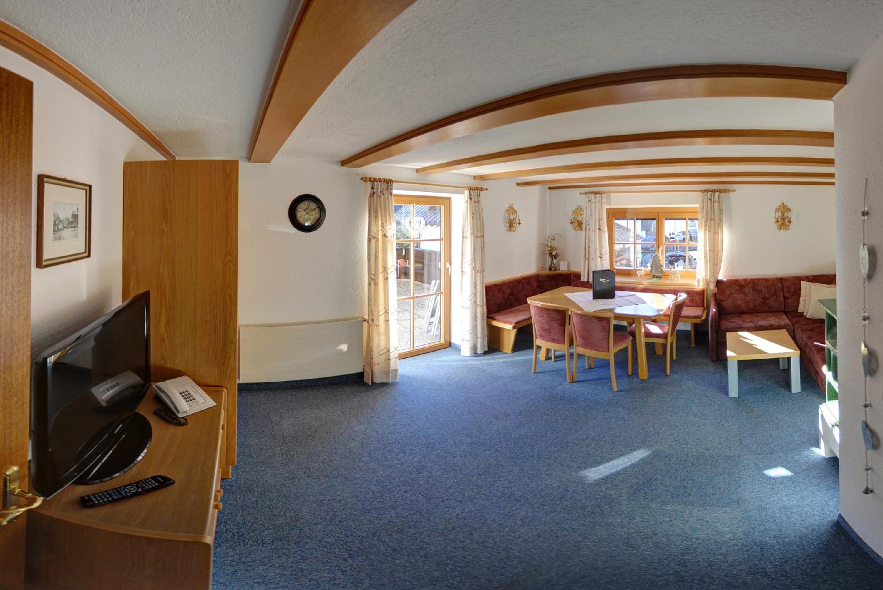 Two-Bedroom Apartment with Balcony or Terrace photo 2