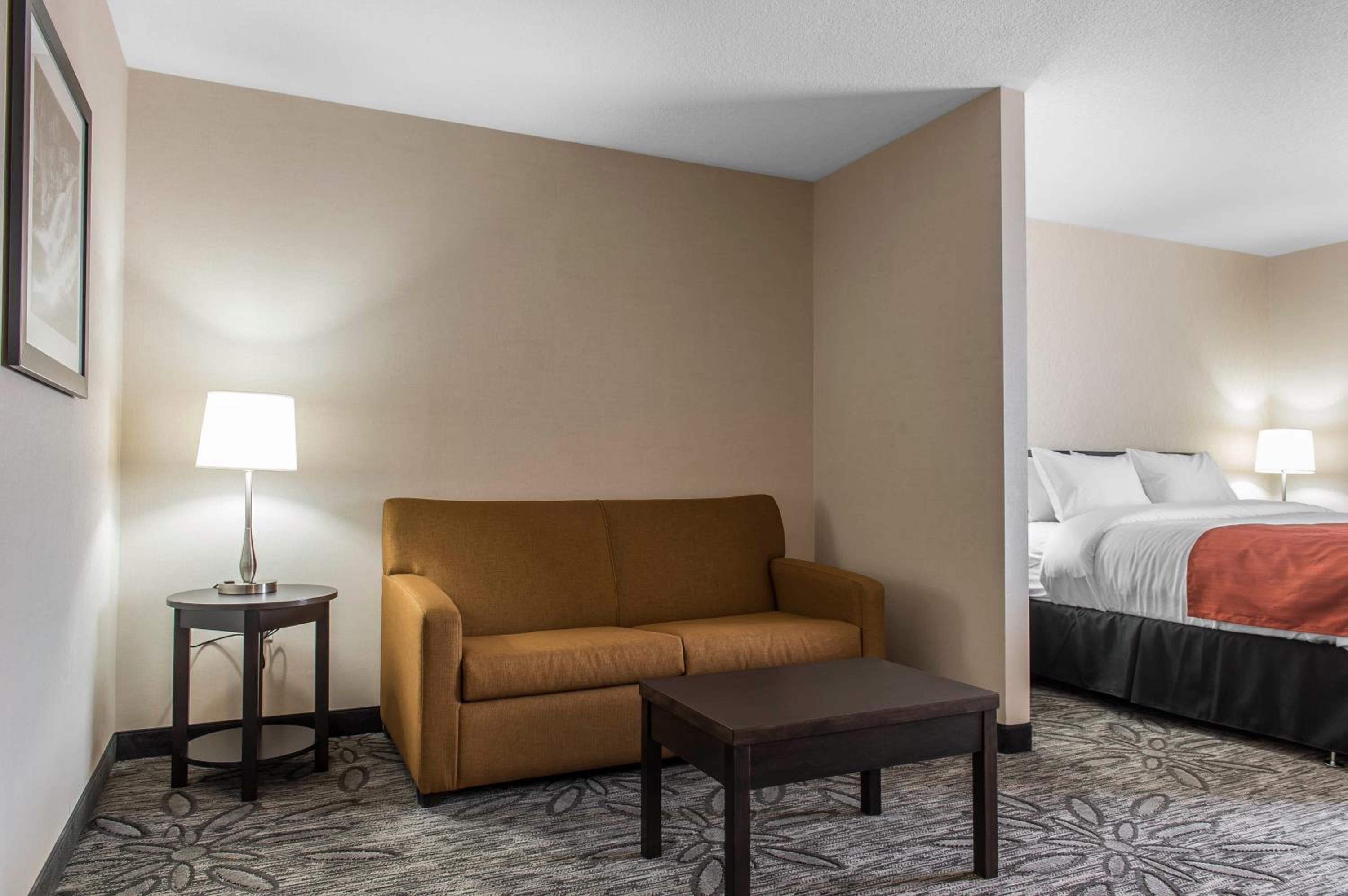 King Suite - Non-Smoking photo 2