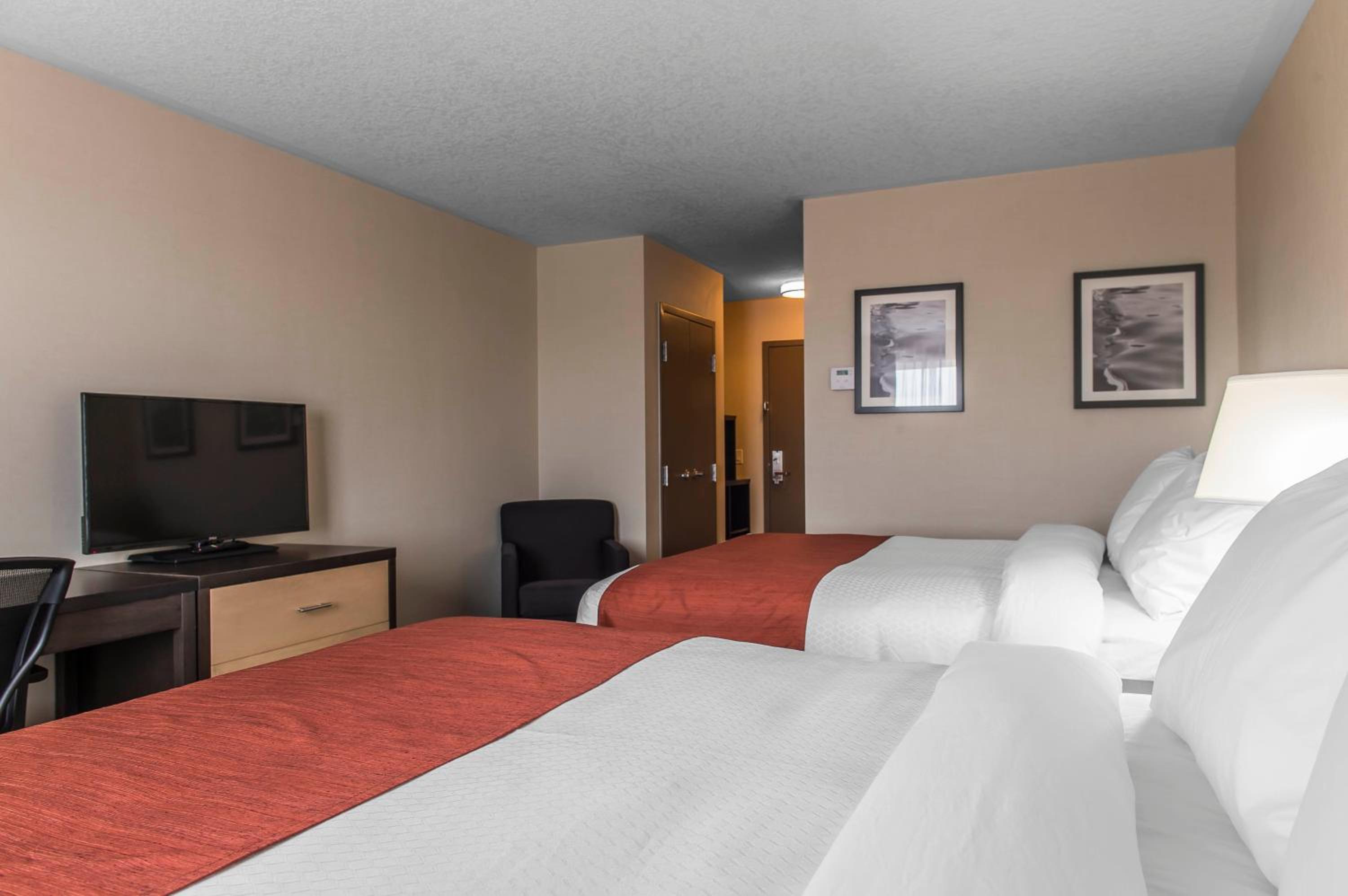 Queen Room with Two Queen Beds - Non-Smoking photo 2