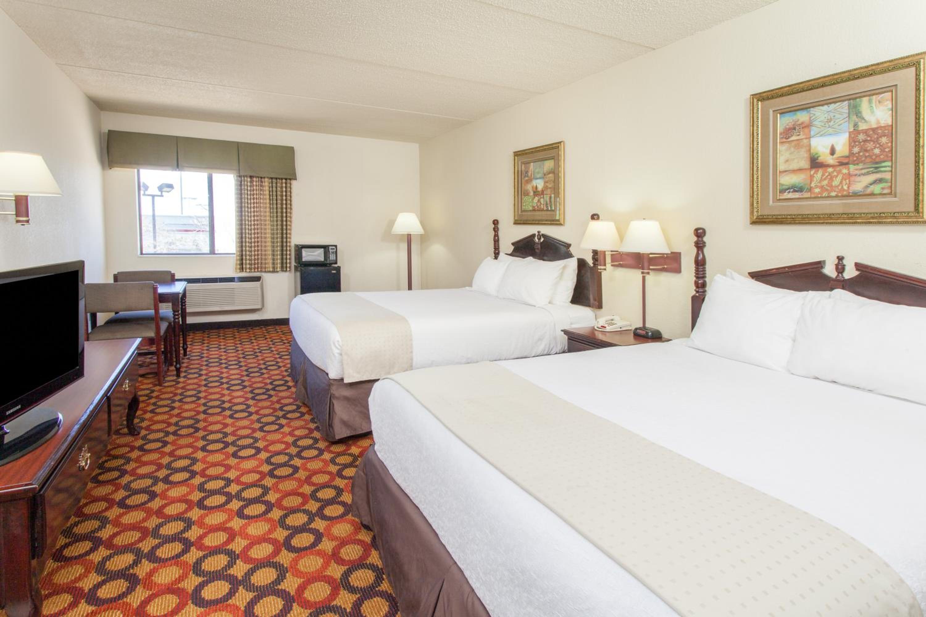 Queen Room With Two Queen Beds - Non-Smoking - Photo 6