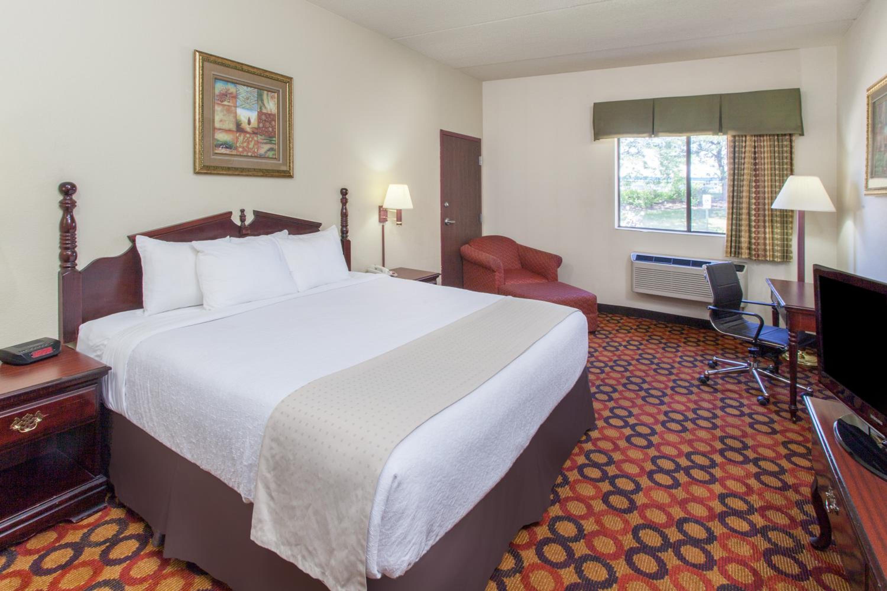 King Room With Bathtub - Mobility Accessible/Non-Smoking - Photo 1