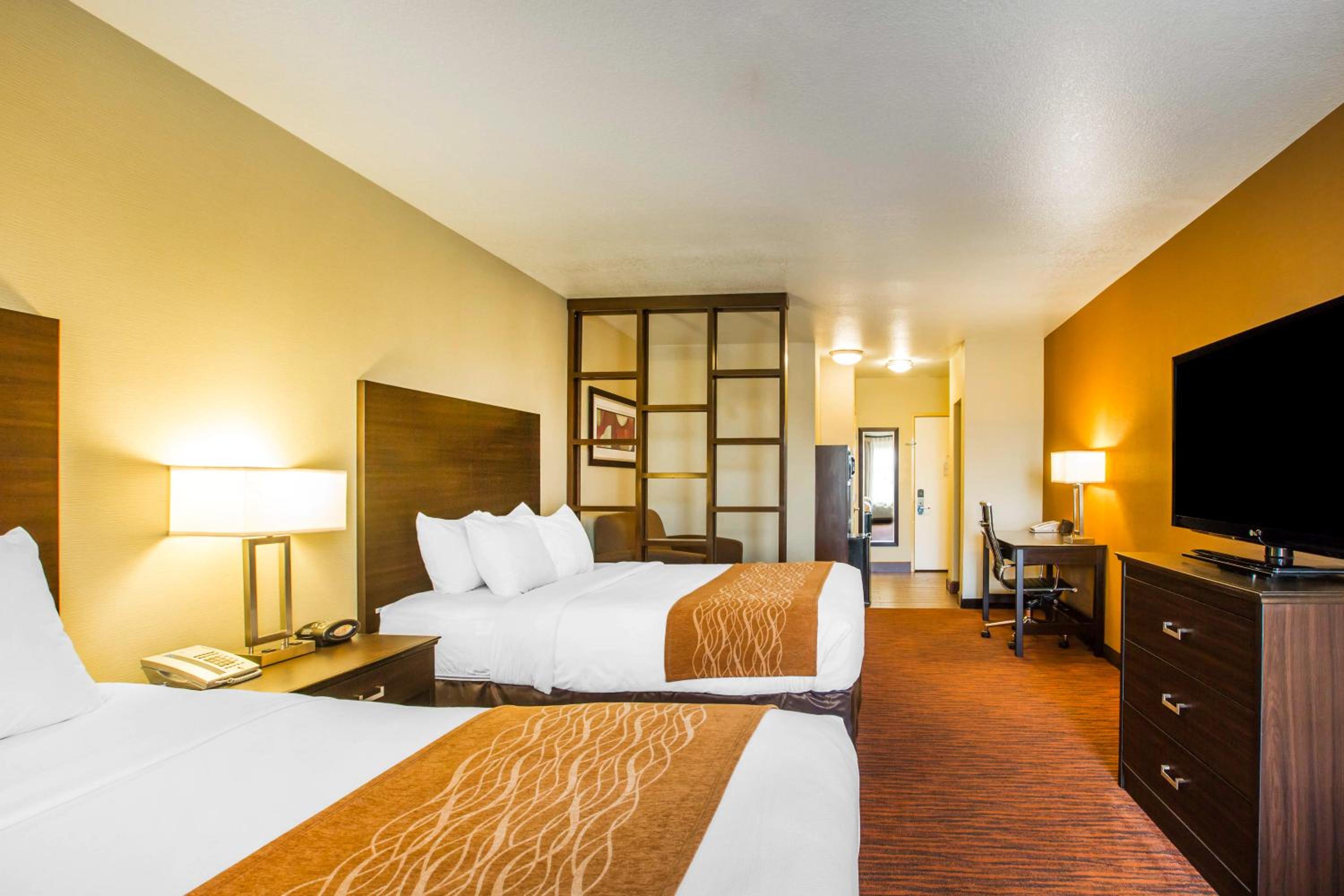 Queen Suite with Two Queen Beds - Photo 3