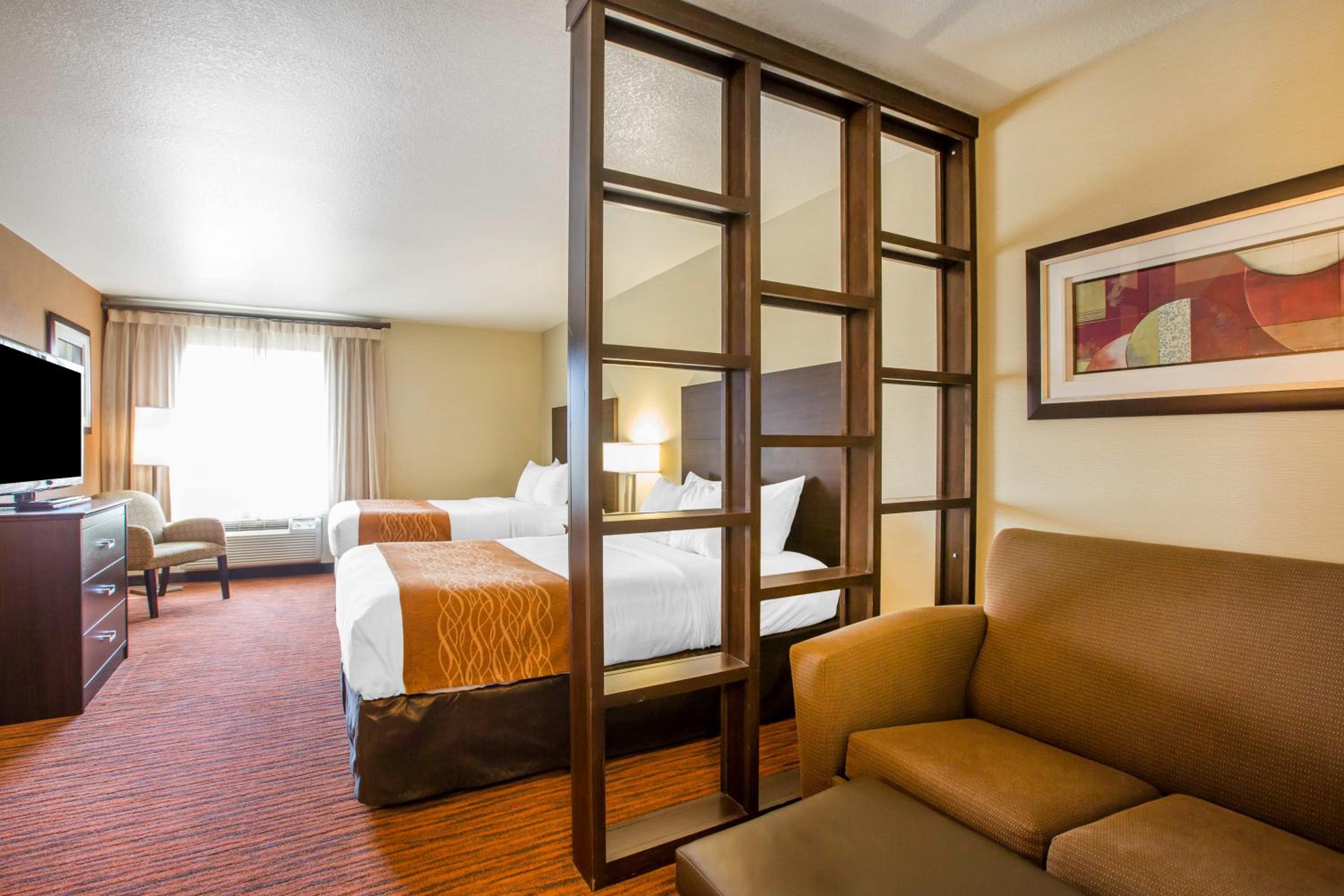 Queen Suite with Two Queen Beds - Photo 2