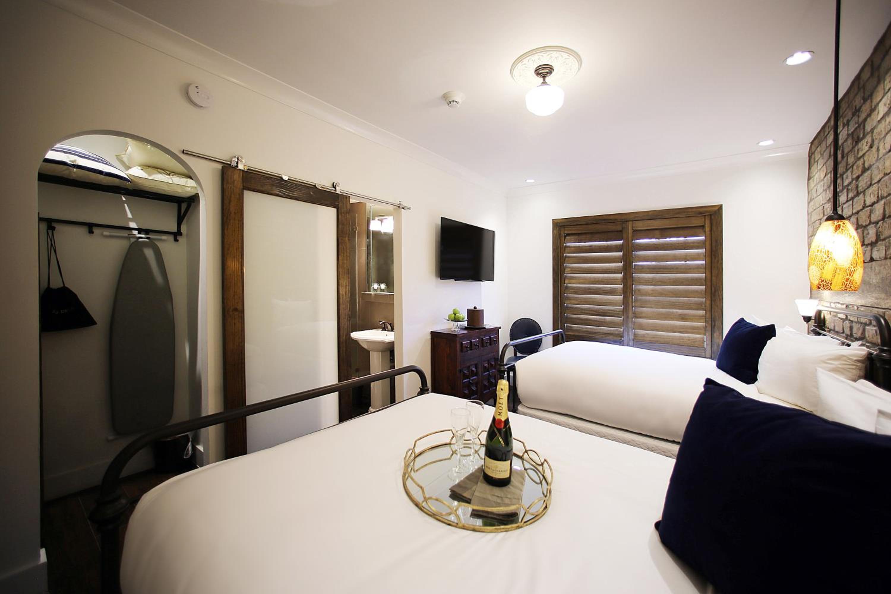 Deluxe Double Room with Two Double Beds - Photo 20
