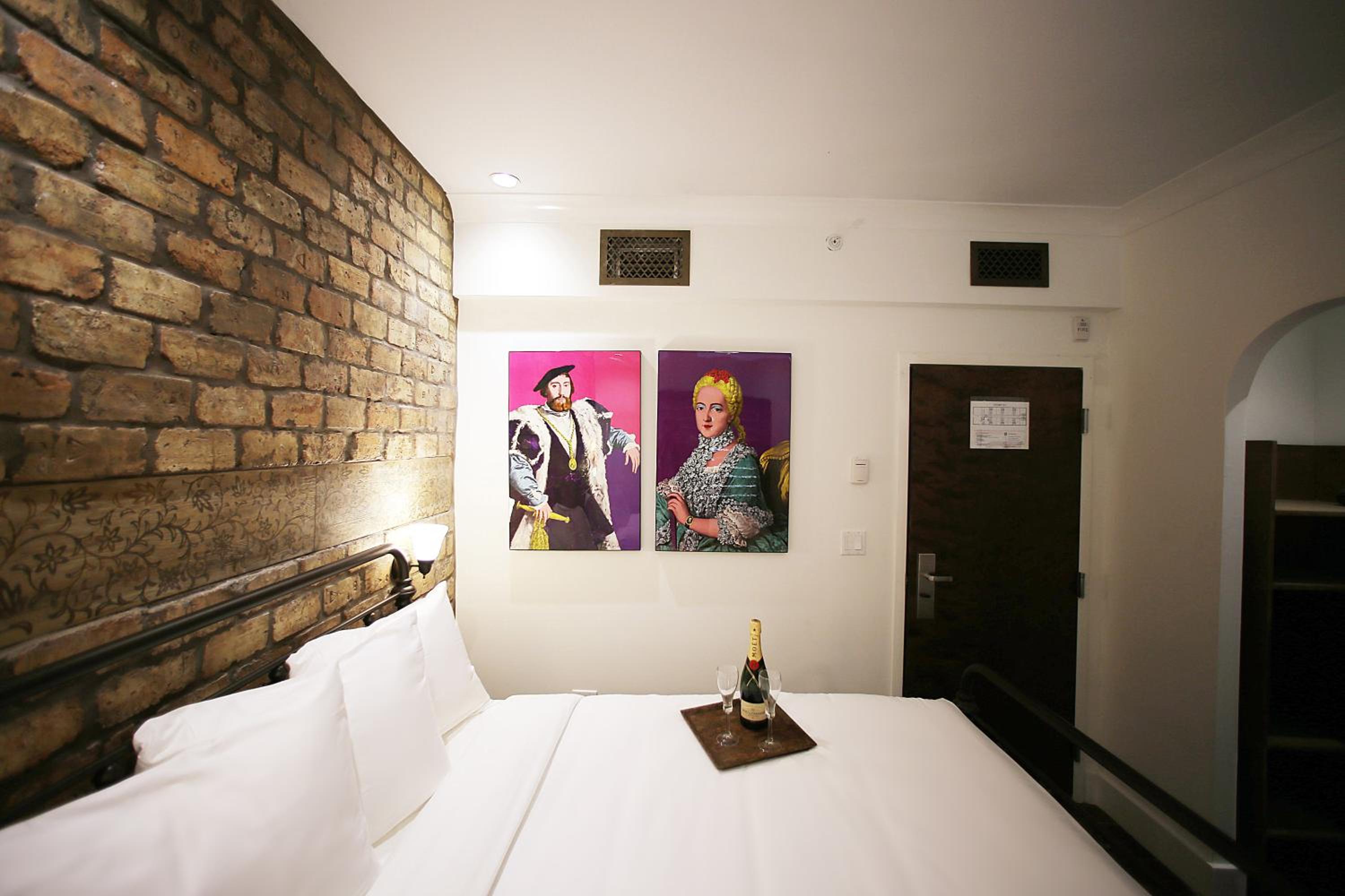 Classic King Room - Photo 8