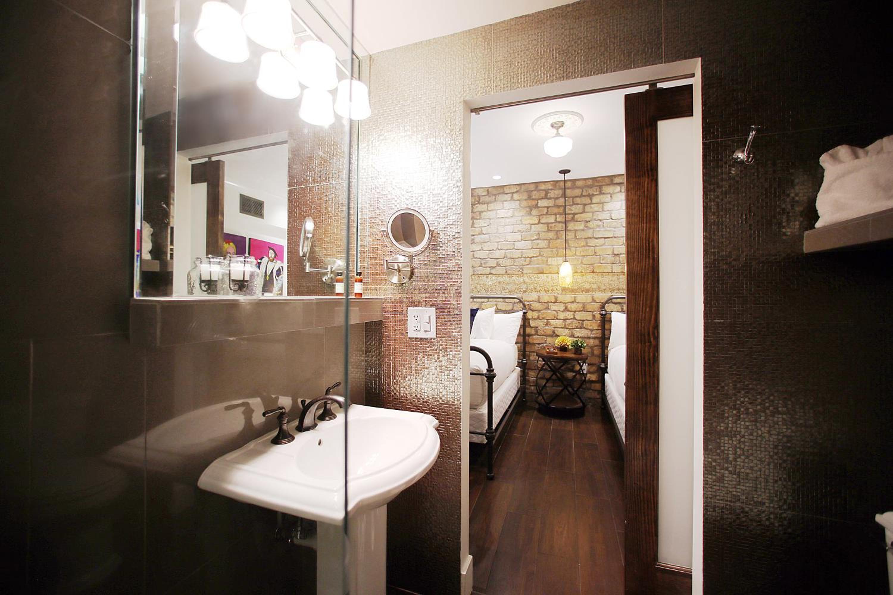 Deluxe Double Room with Two Double Beds - Photo 4