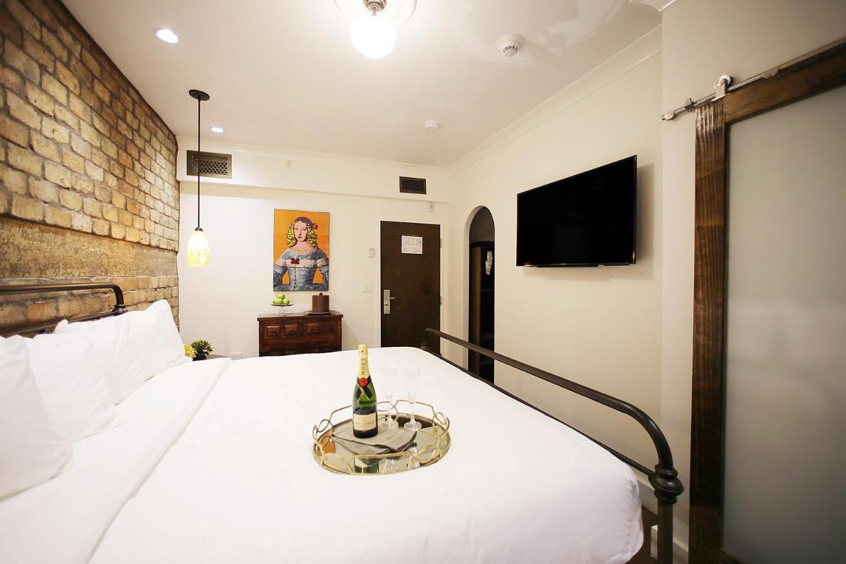 Classic King Room - Photo 26