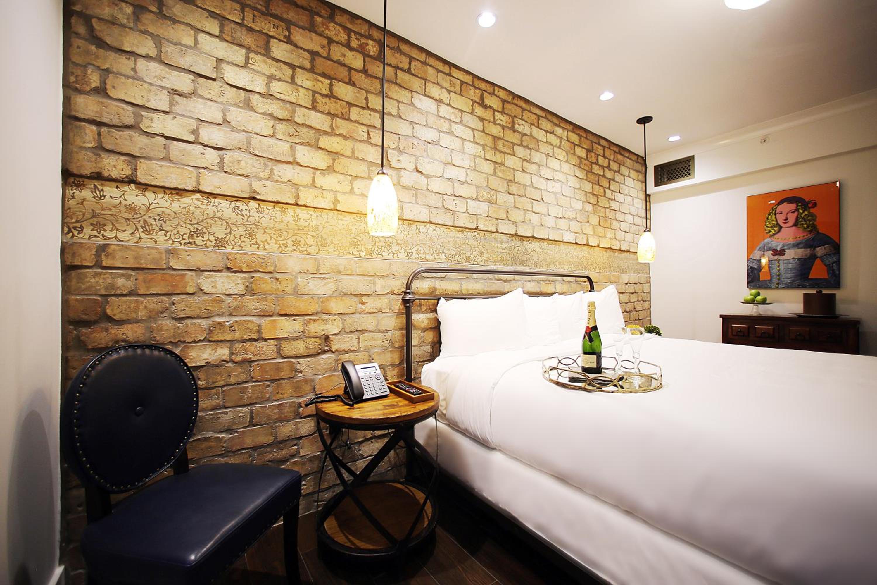 Classic King Room - Photo 33
