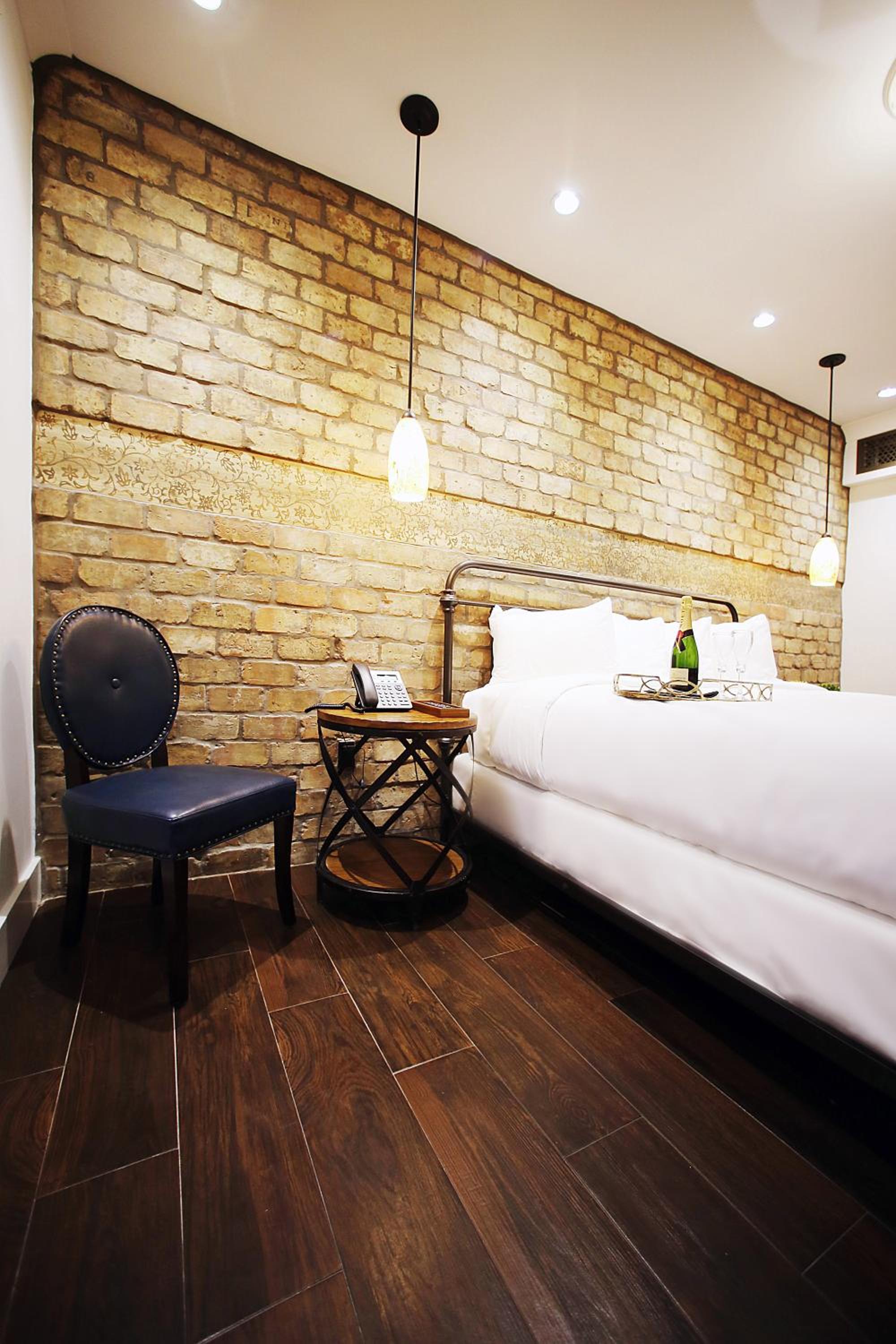 Classic King Room - Photo 25