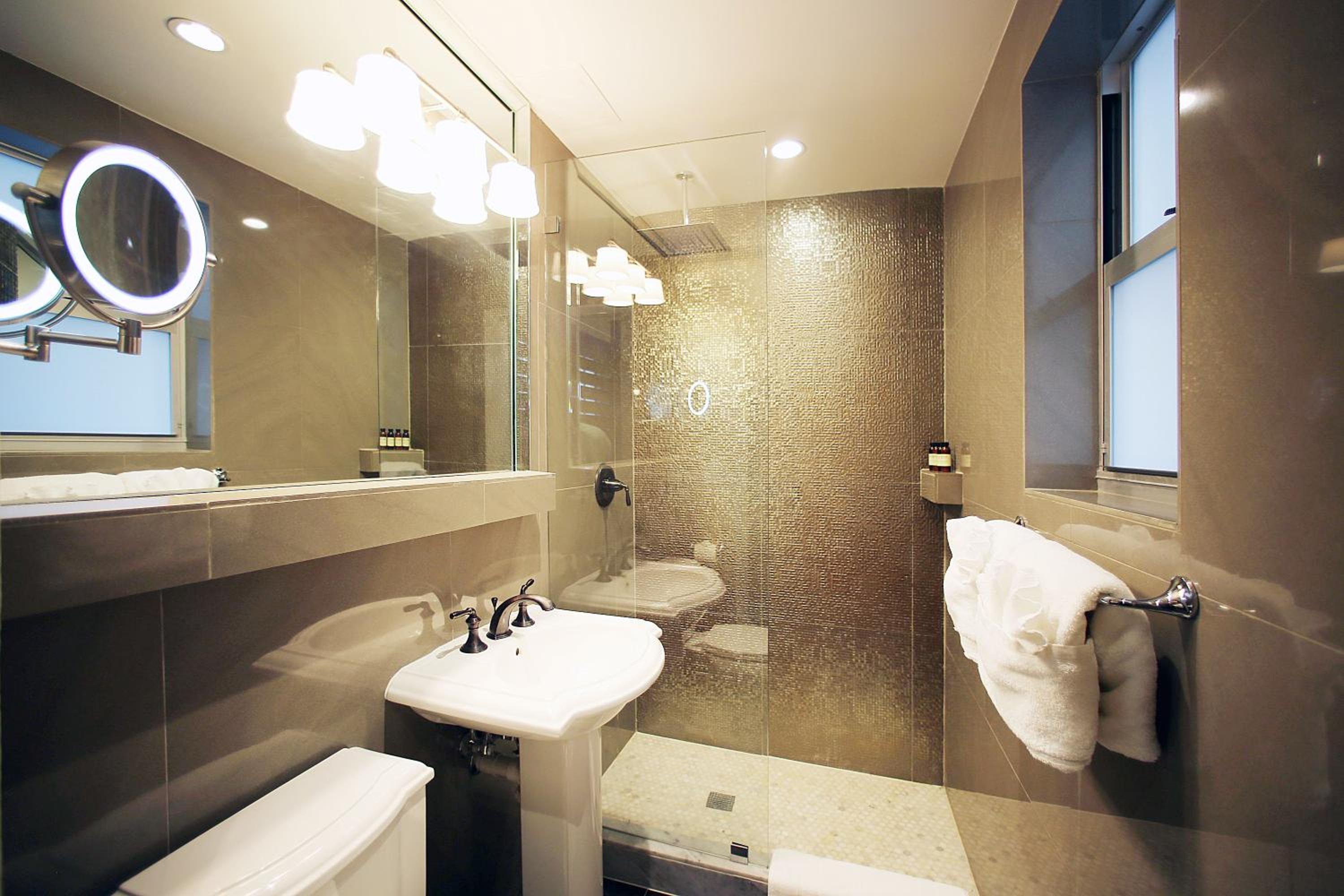 Classic King Room - Photo 5