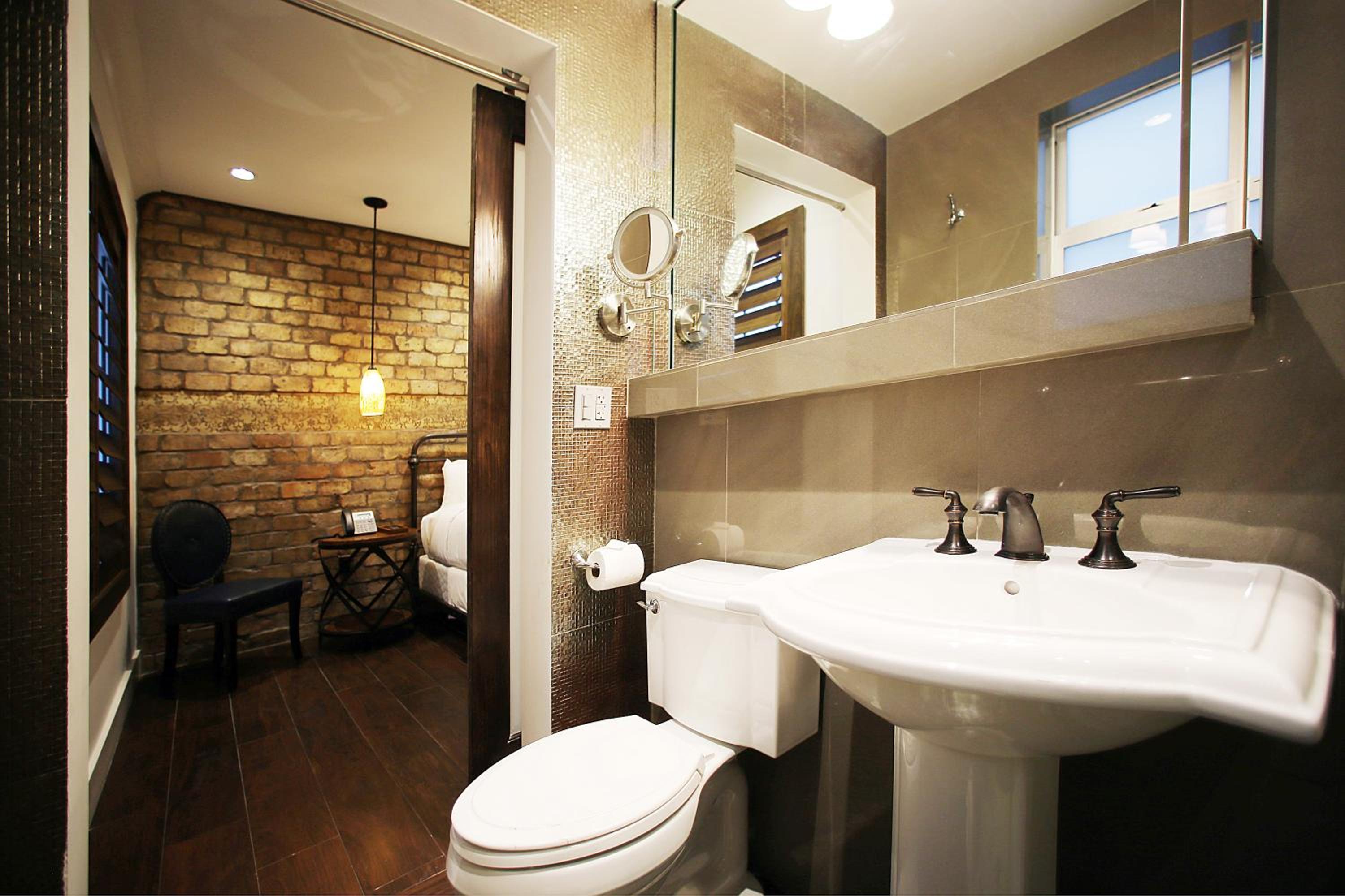 Classic King Room - Photo 31
