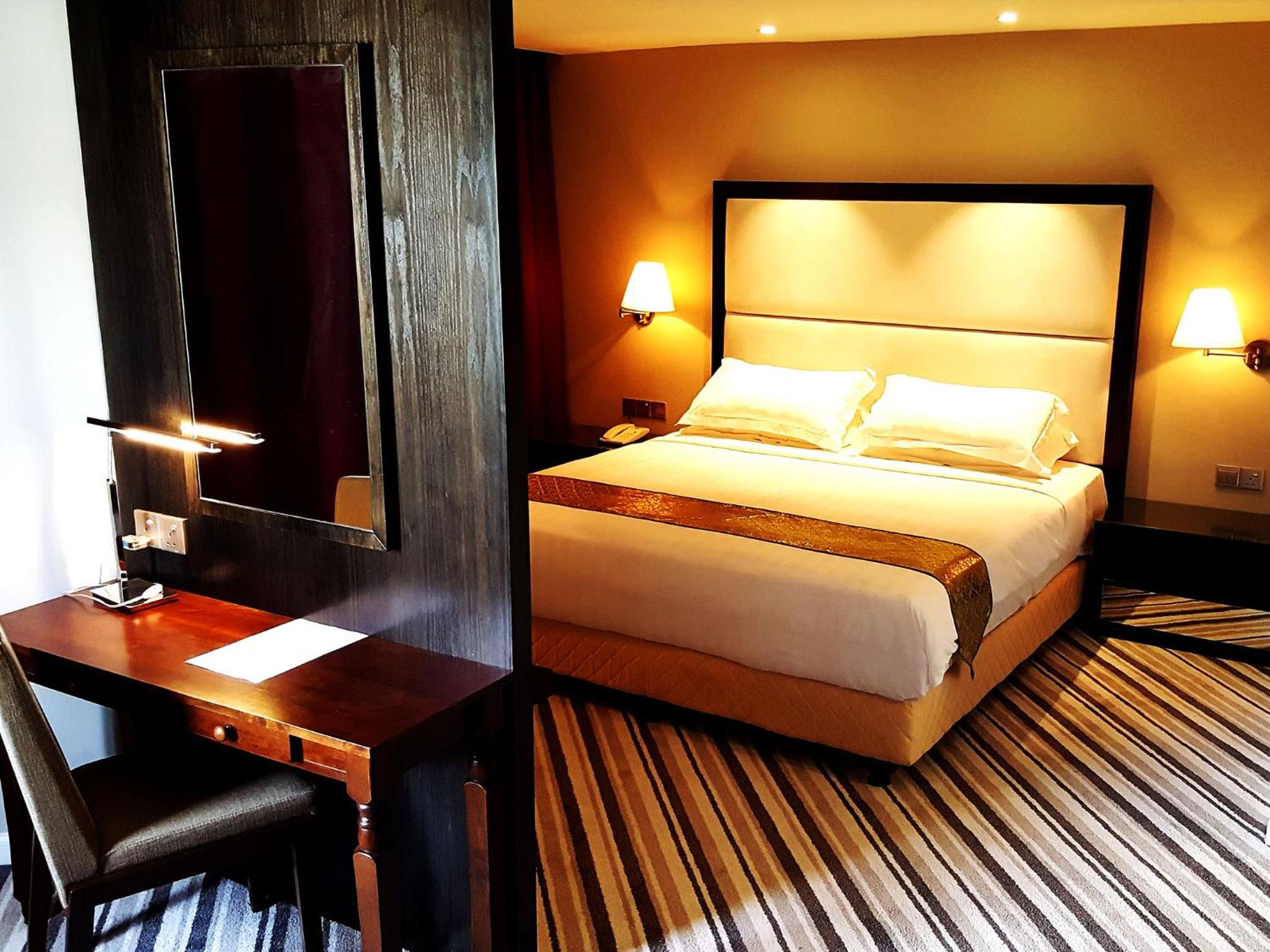 Executive Suite - Photo 4