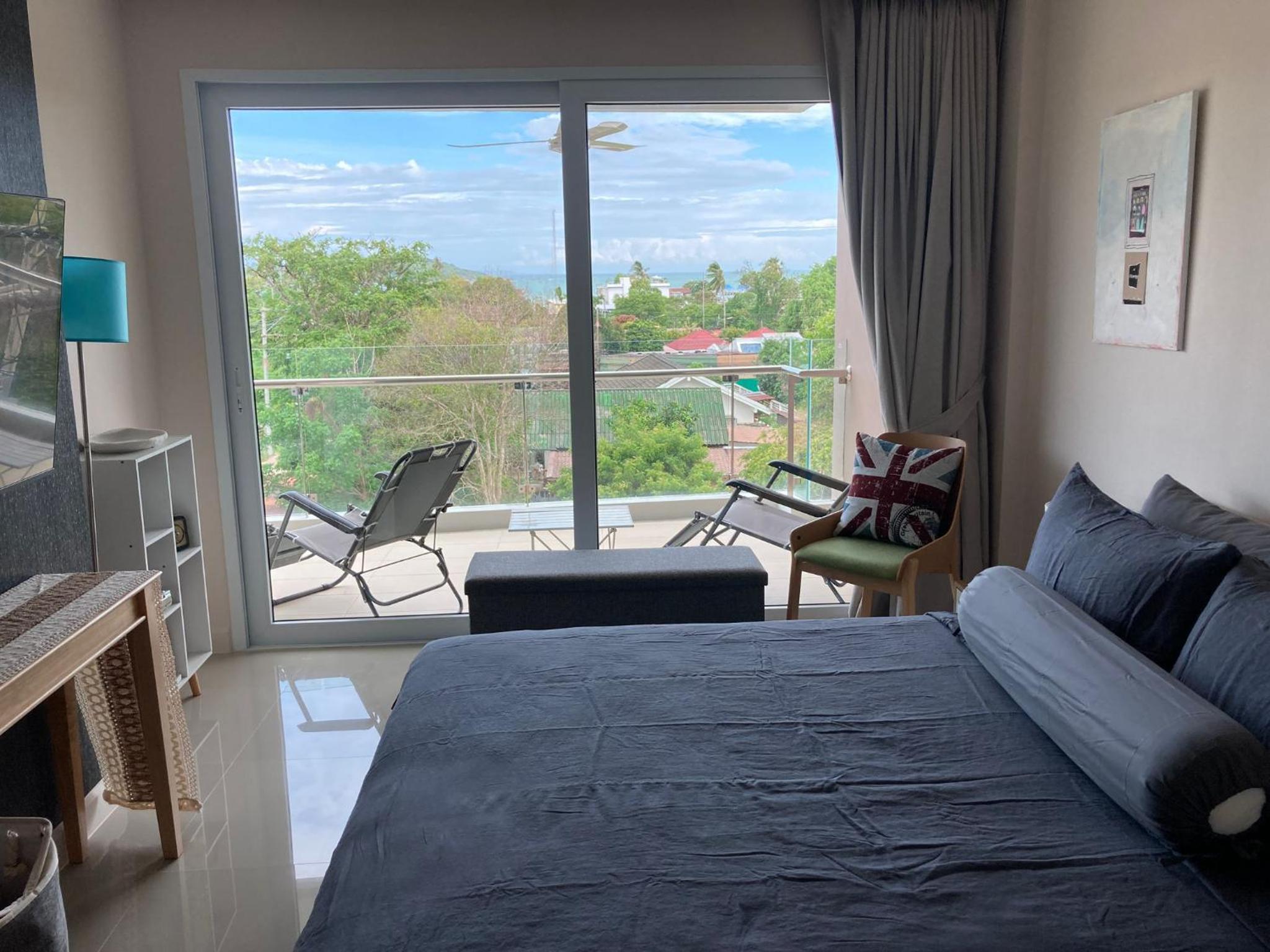 One-Bedroom Apartment with Balcony and Sea View photo 2
