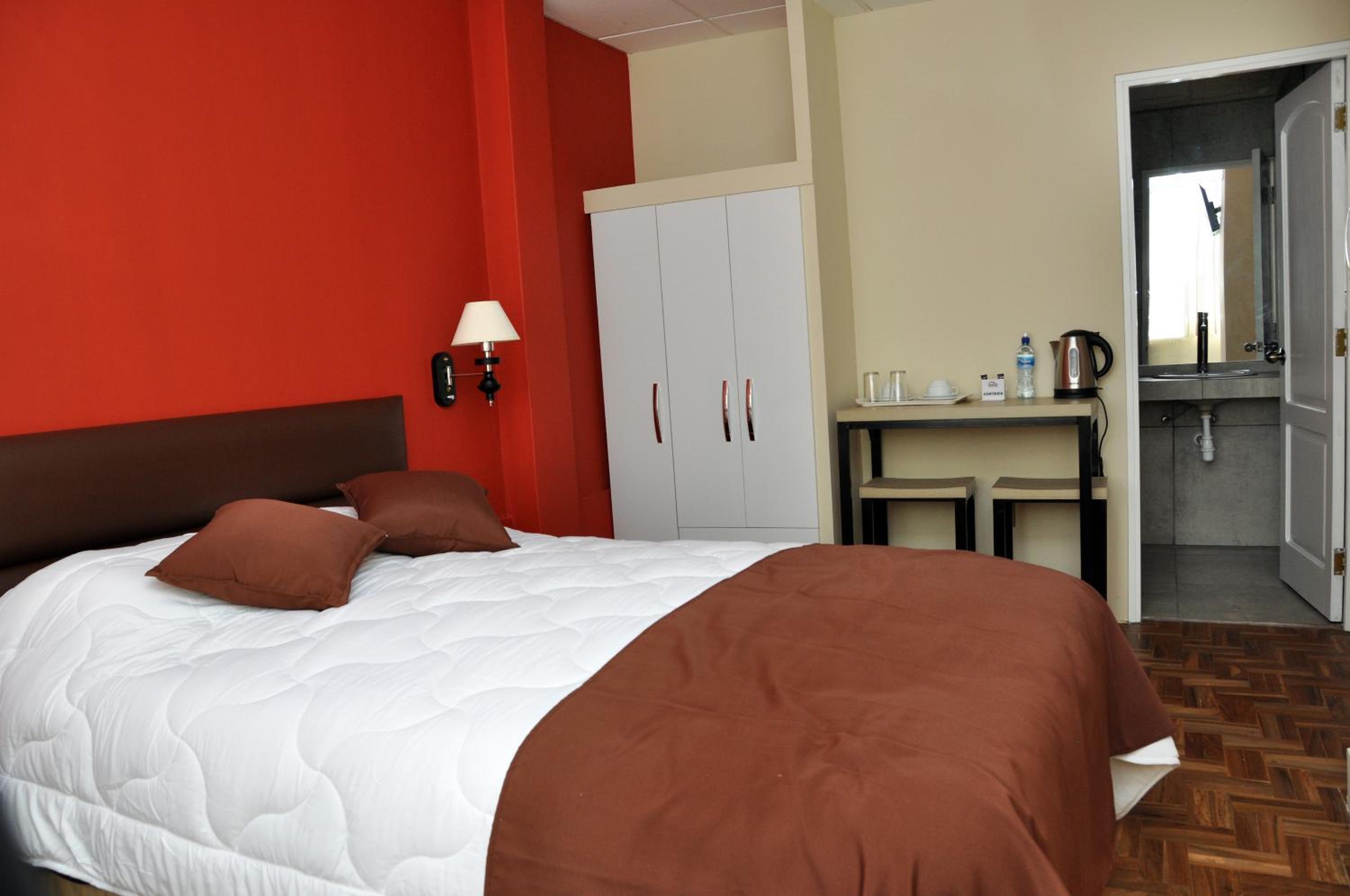 Double room with large bed photo 1