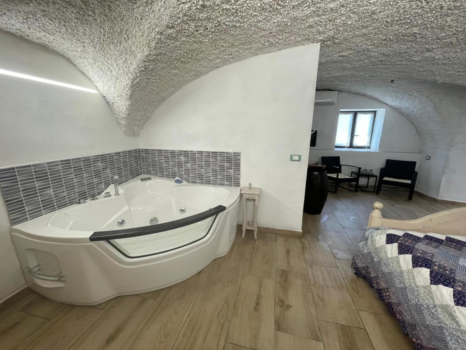 Queen Room - Disability Access photo 3