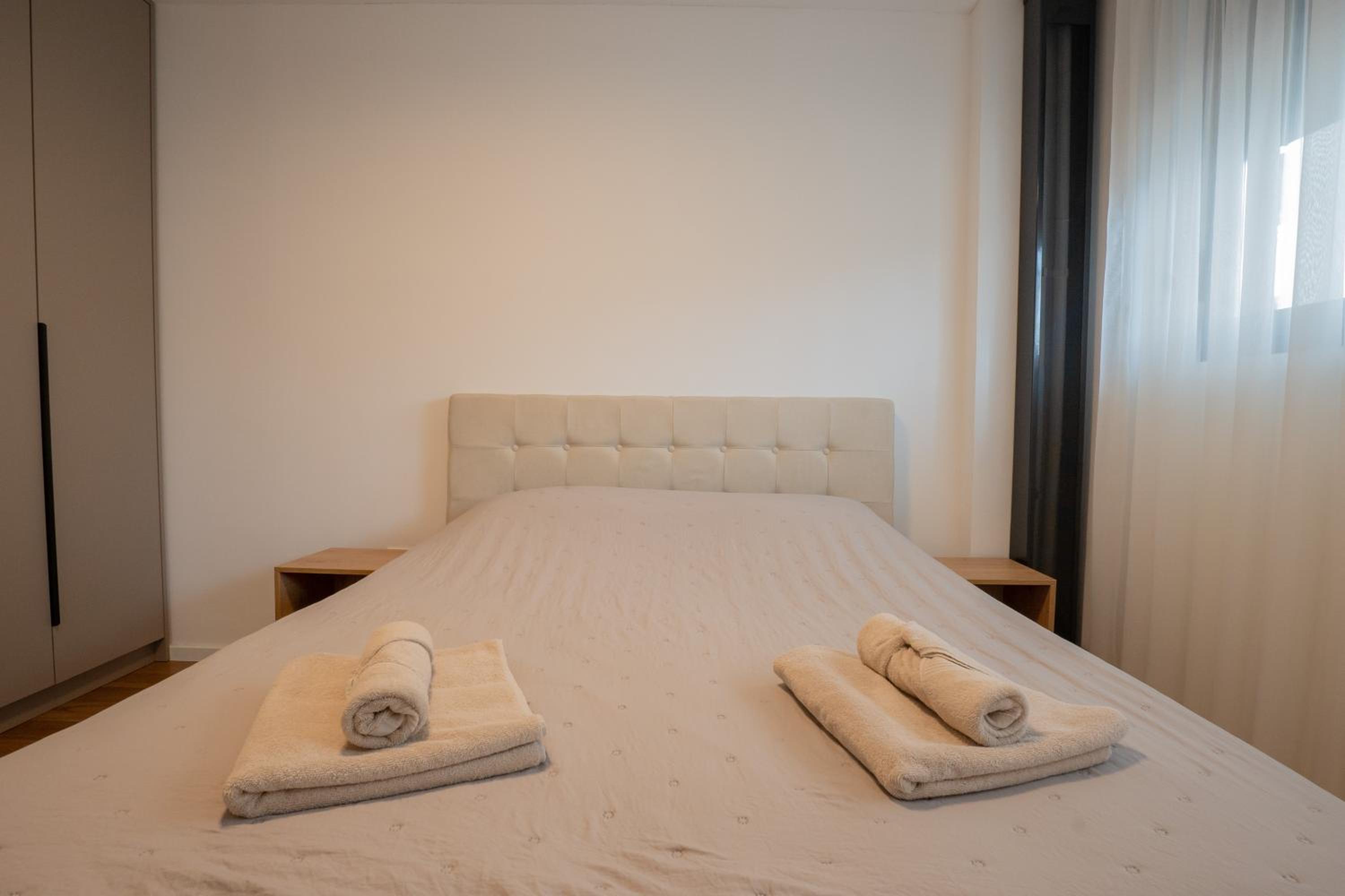 Deluxe Two-Bedroom Apartment with Garden View