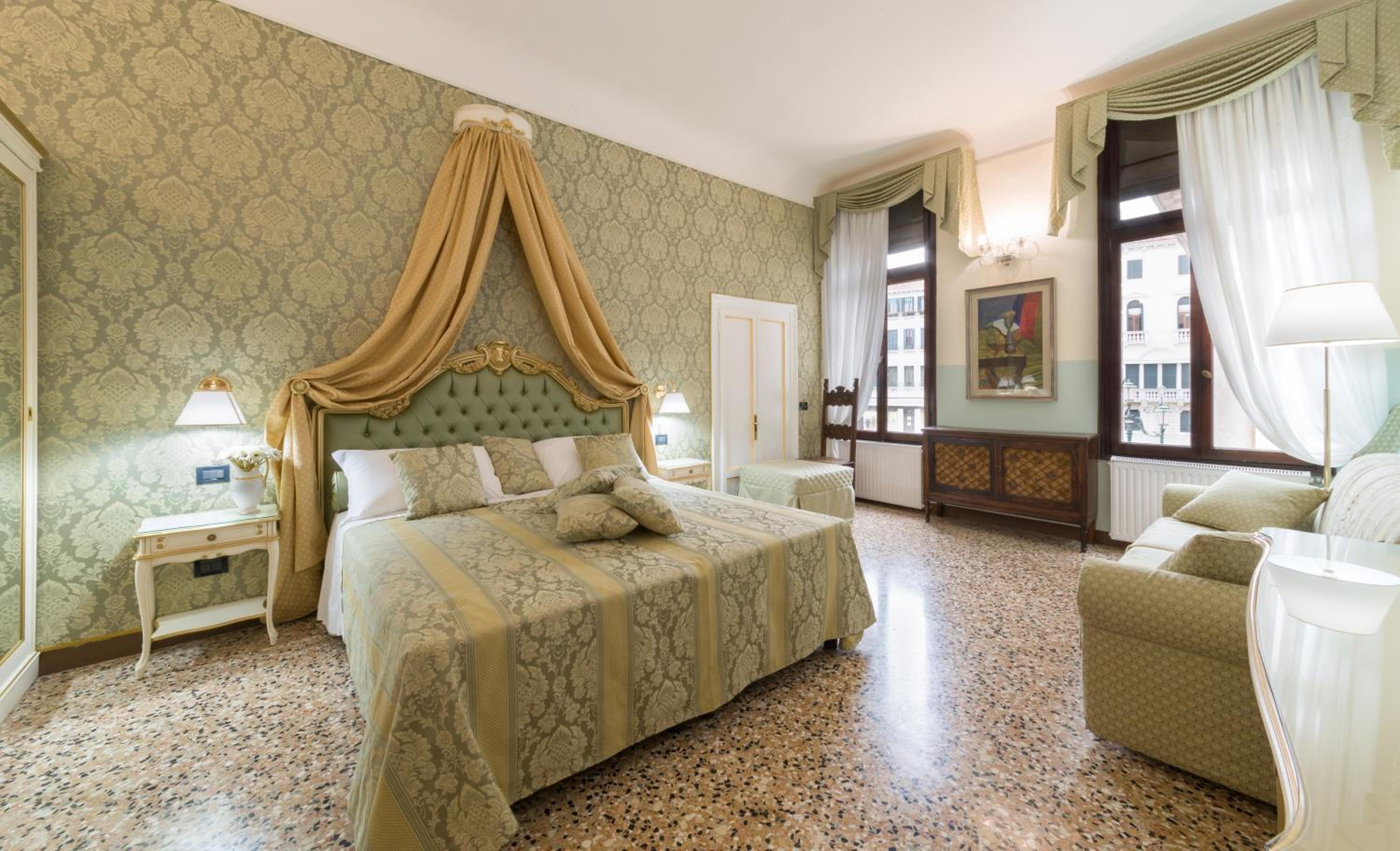 Deluxe Suite "Carlo Goldoni" with Campo Santo Stefano View	 photo 2