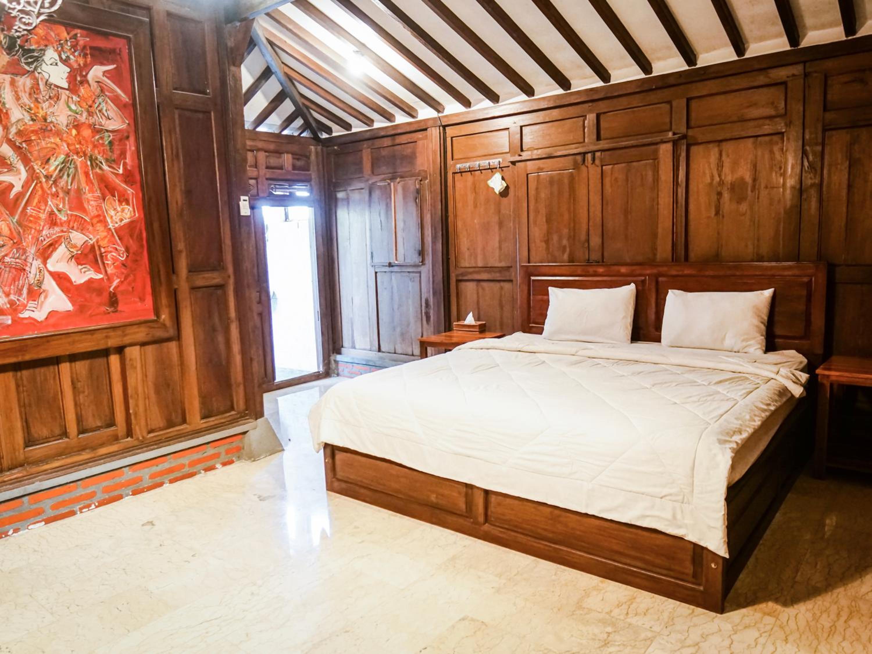 Deluxe Double Room with Balcony - Photo 17