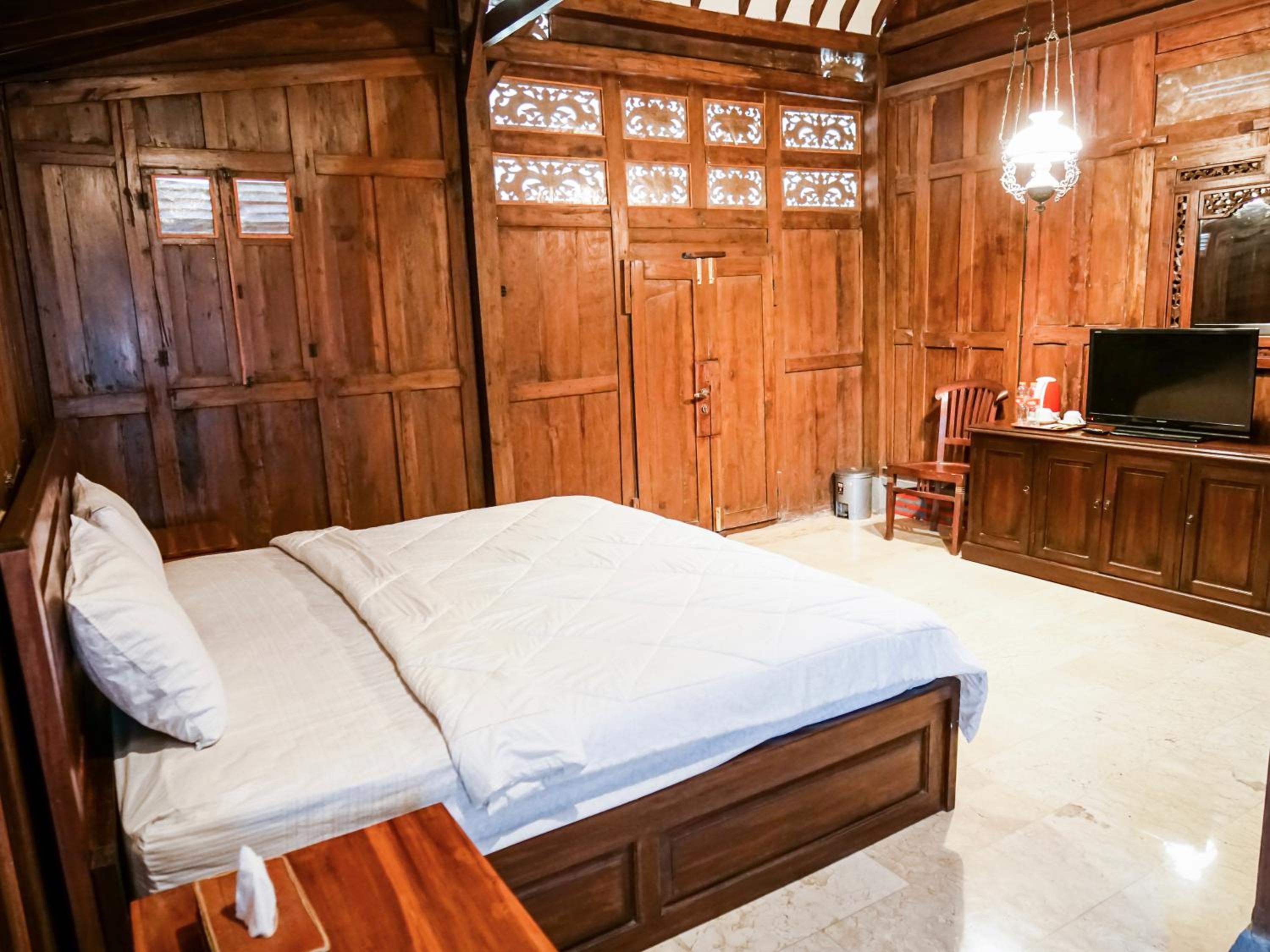 Deluxe Double Room with Balcony - Photo 18