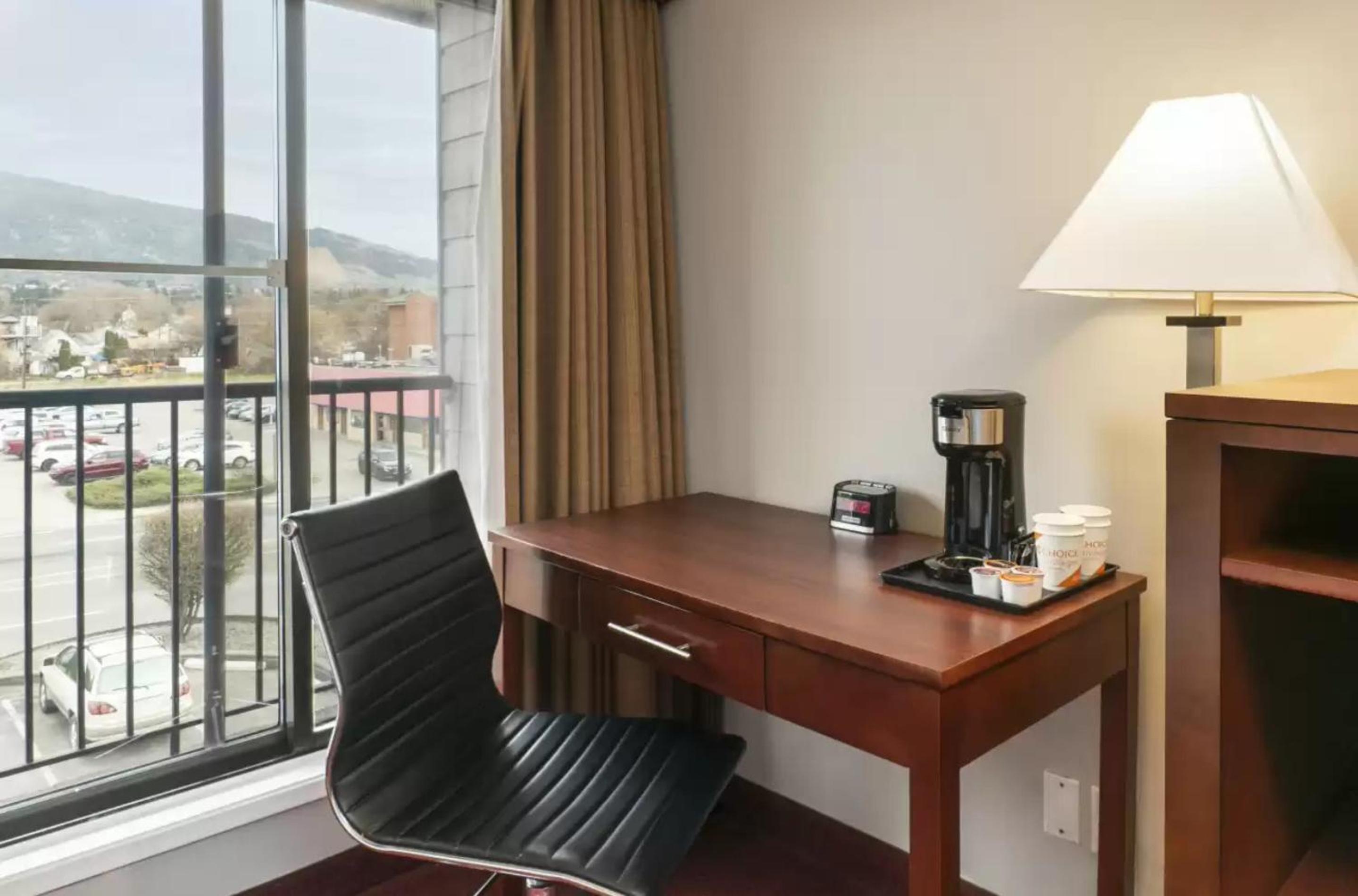 Queen Room with Two Queen Beds - Non-Smoking - Photo 4