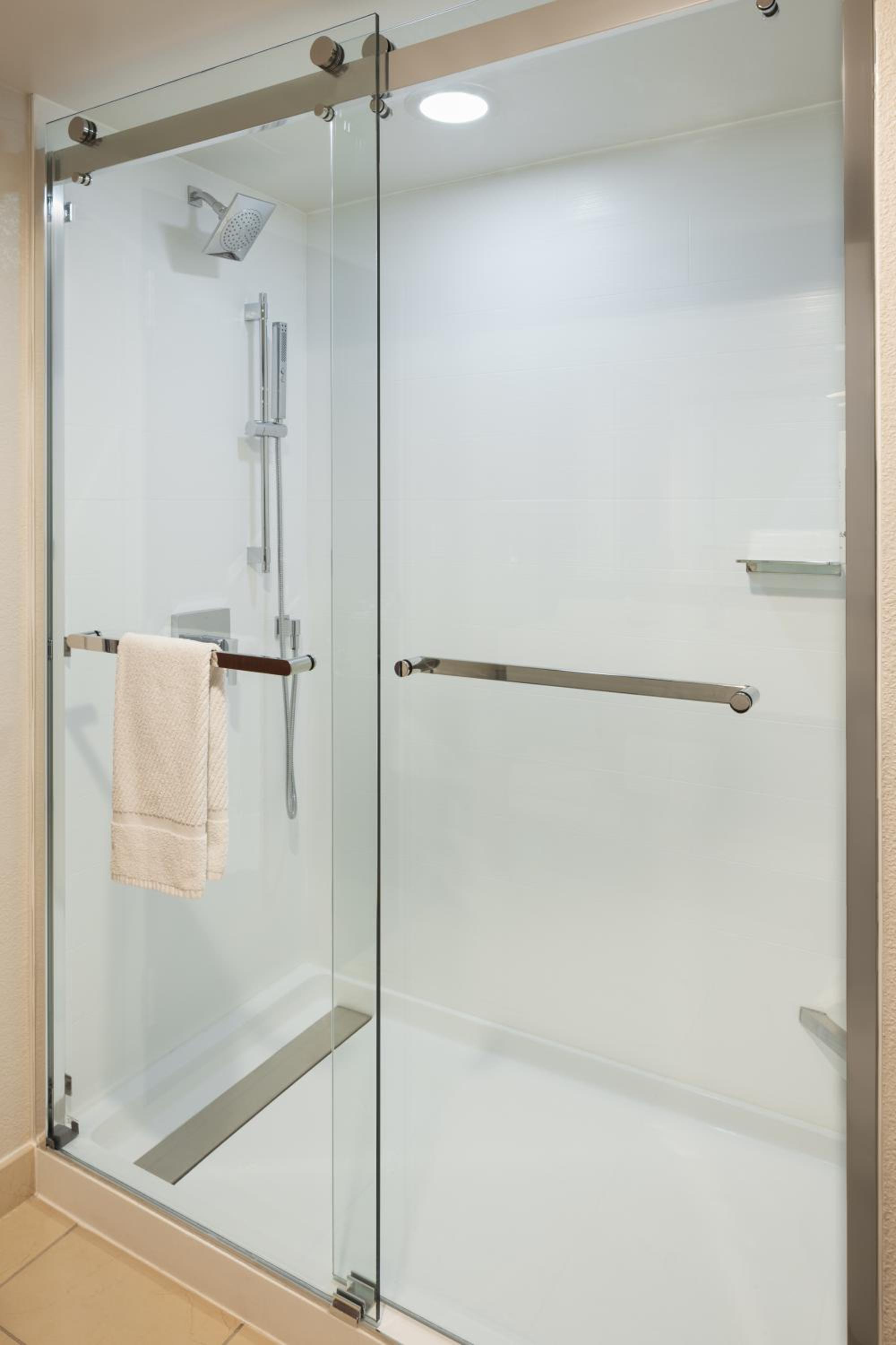 Double Room with Two Double Beds - Hearing Accessible  - Photo 2